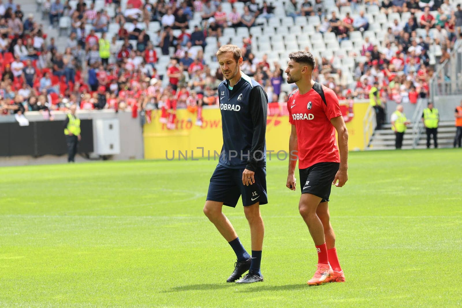 Head coaches Julian Schuster (SC Freiburg) and Vincenzo Grifo (SC Freiburg) at the start of training for Bundesliga club SC Freiburg 2024  DFL REGULATIONS PROHIBIT ANY USE OF PHOTOGRAPHS AS IMAGE SEQUENCES AND/OR QUASI-VIDEONann  Photo: Joachim Hahne/johapress