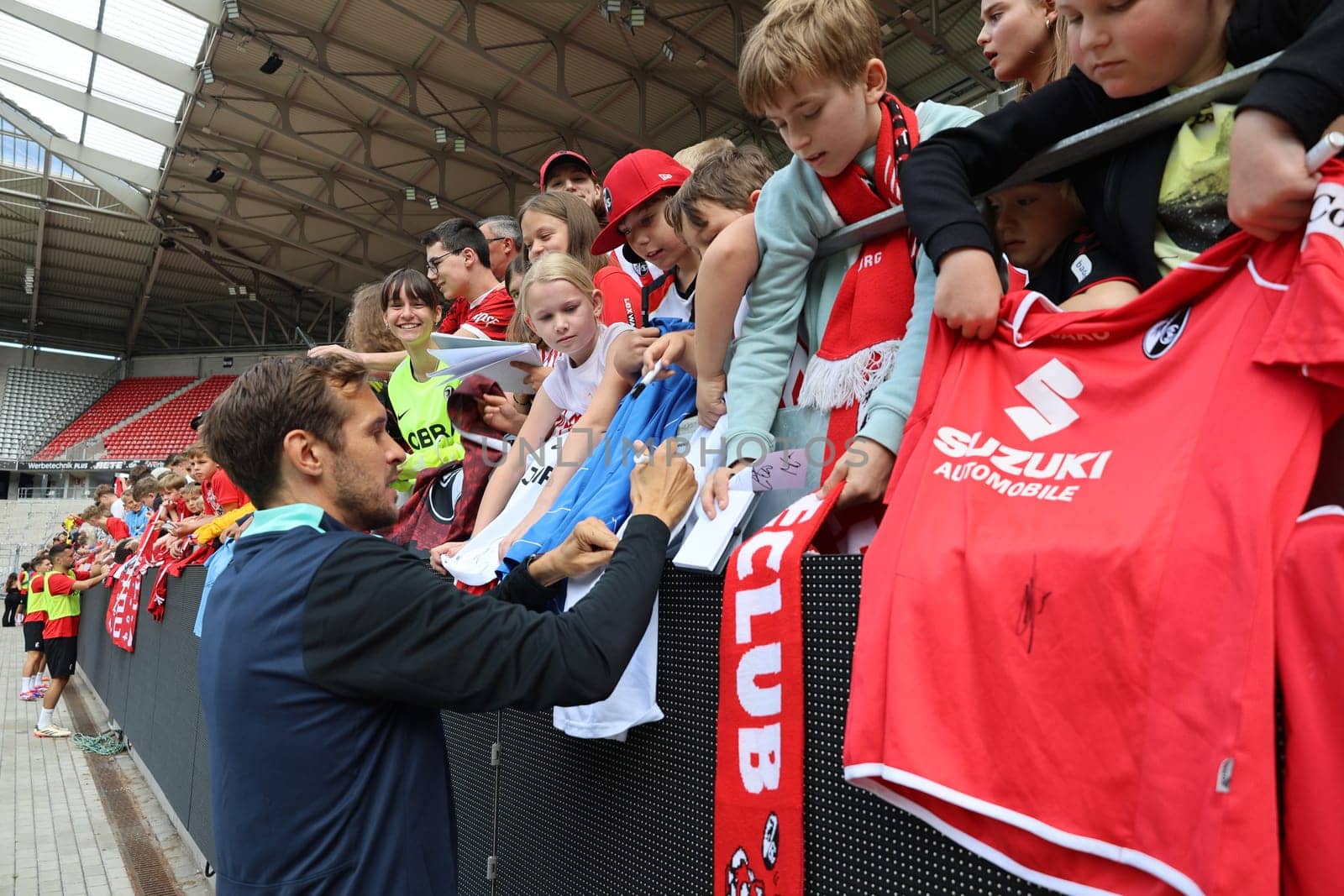 First mandatory task successfully mastered. New head coach Julian Schuster (SC Freiburg) is delighted to sign autographs for the young fans after the first training session at the start of training for Bundesliga club SC Freiburg 2024  DFL REGULATIONS PROHIBIT ANY USE OF PHOTOGRAPHS AS IMAGE SEQUENCES AND/OR QUASI-VIDEONann  Photo: Joachim Hahne/johapress