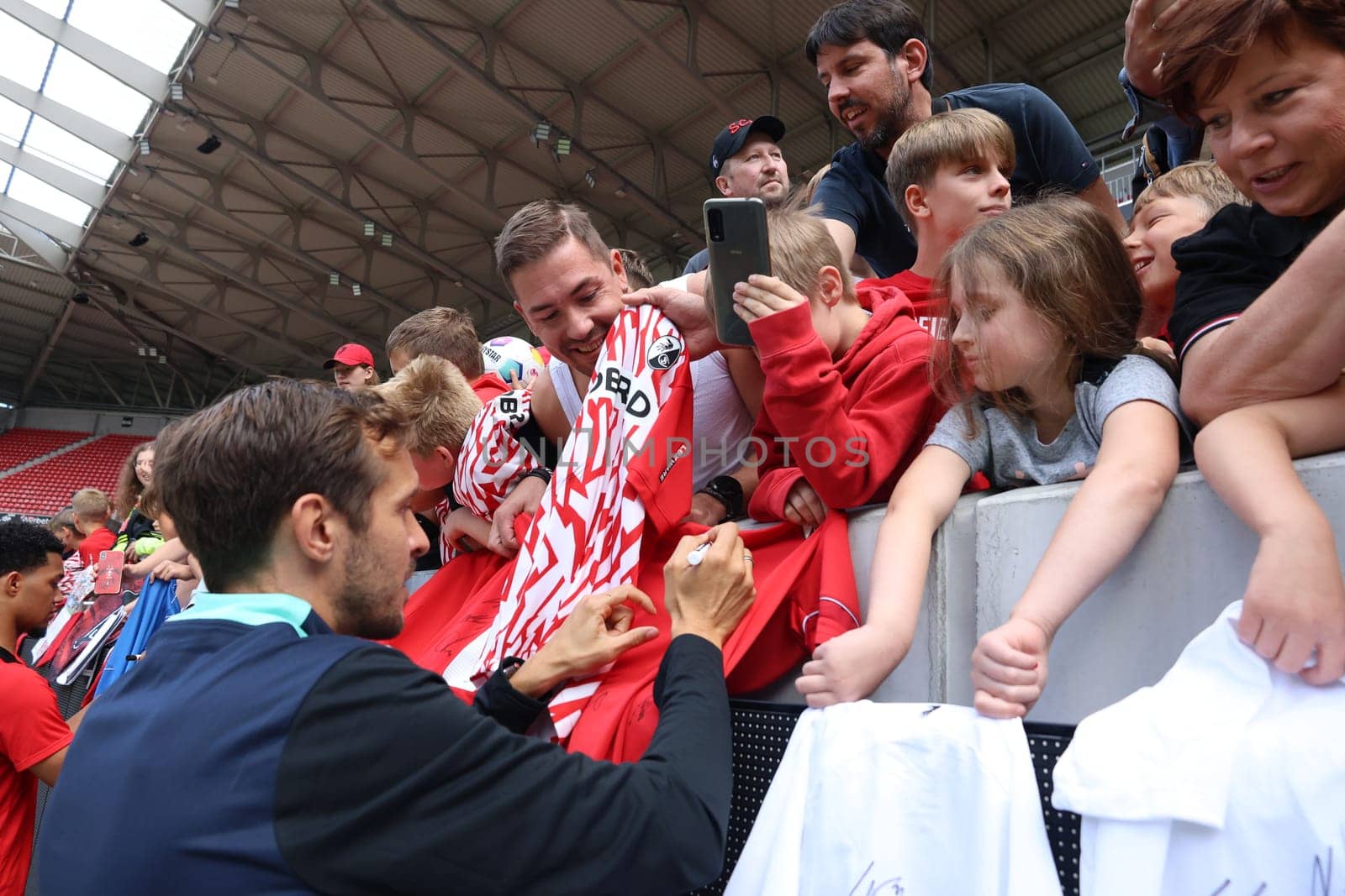 First mandatory task successfully mastered. New head coach Julian Schuster (SC Freiburg) is delighted to sign autographs for the young fans after the first training session at the start of training for Bundesliga club SC Freiburg 2024  DFL REGULATIONS PROHIBIT ANY USE OF PHOTOGRAPHS AS IMAGE SEQUENCES AND/OR QUASI-VIDEONann  Photo: Joachim Hahne/johapress