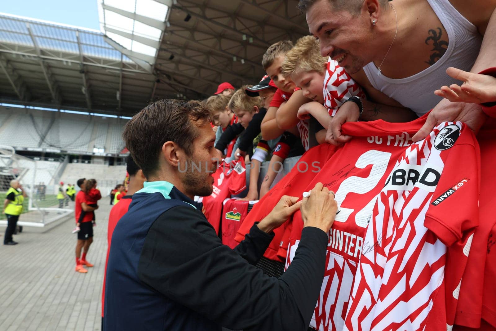 First mandatory task successfully mastered. New head coach Julian Schuster (SC Freiburg) is delighted to sign autographs for the young fans after the first training session at the start of training for Bundesliga club SC Freiburg 2024  DFL REGULATIONS PROHIBIT ANY USE OF PHOTOGRAPHS AS IMAGE SEQUENCES AND/OR QUASI-VIDEONann  Photo: Joachim Hahne/johapress