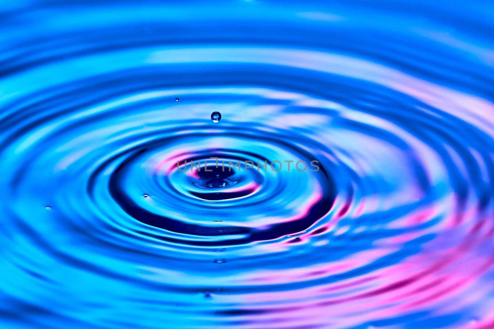 a drop of water falling into the water and creating waves. High quality photo