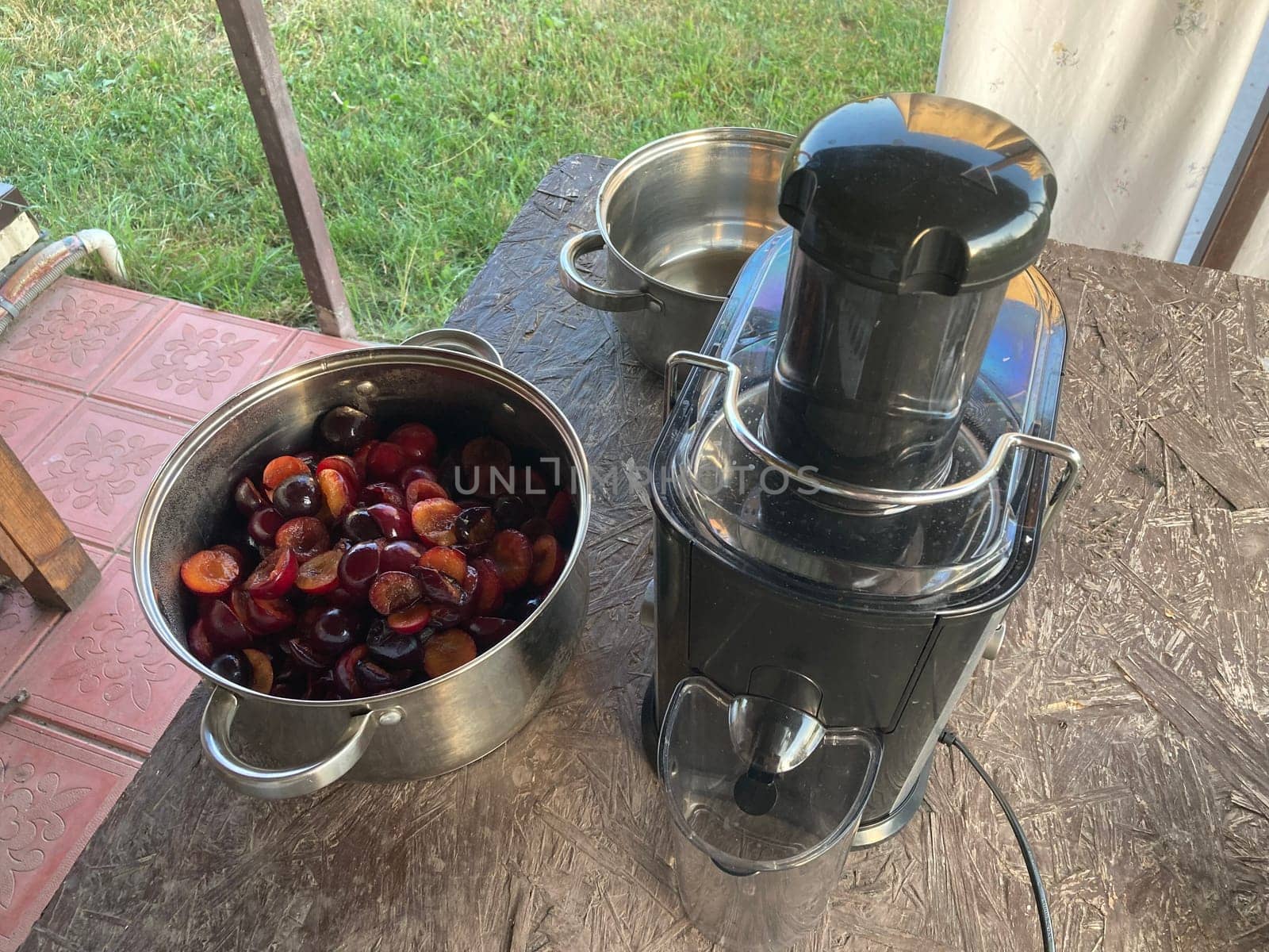Production of homemade plum the juice