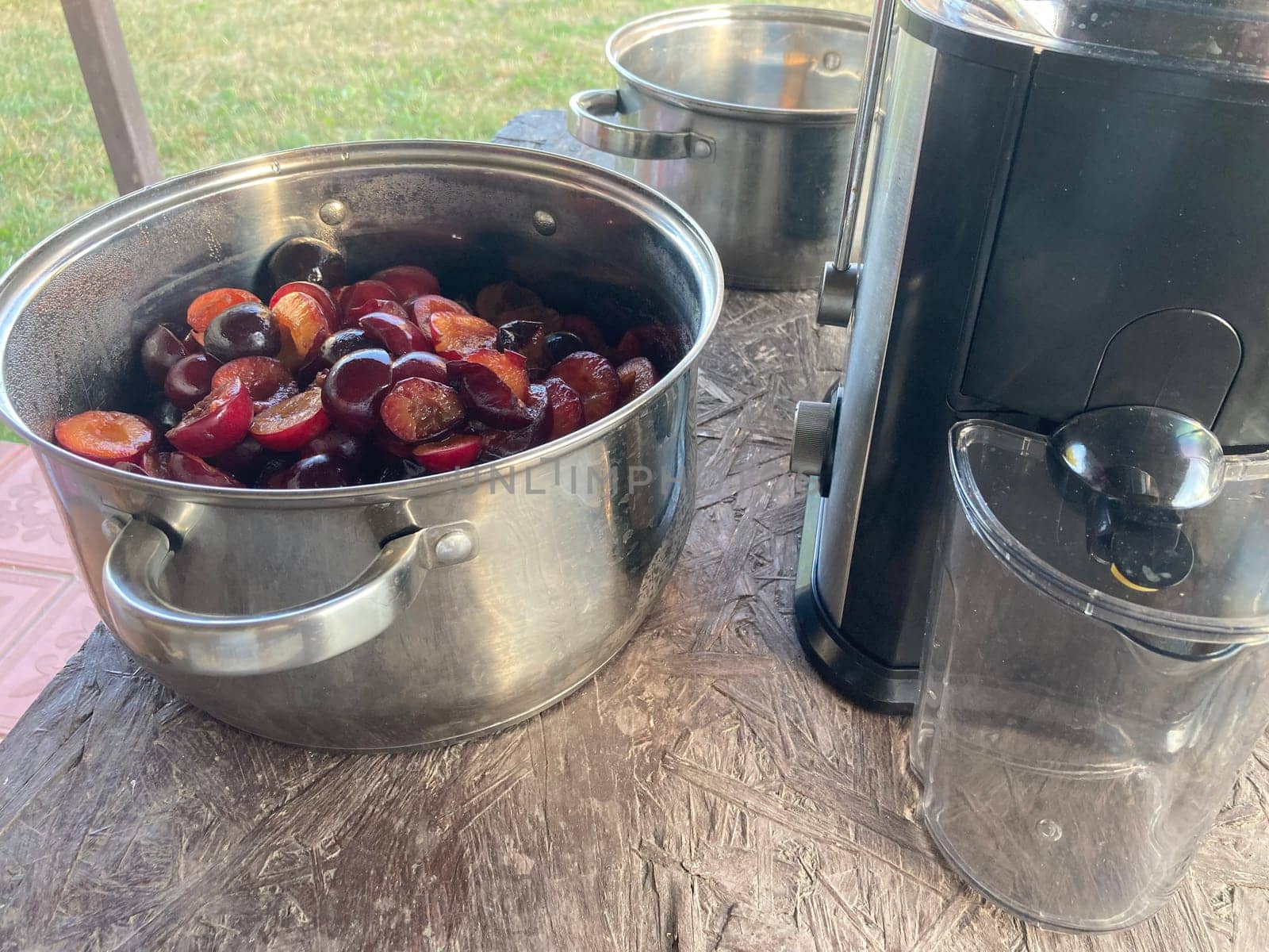 Production of homemade plum the juice