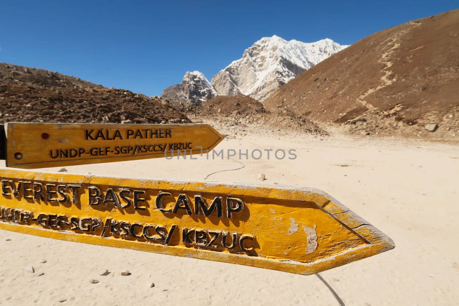 Signpost, guidepost, trail sign showing the directions to the Mount Everest Base Camp and to the Kala Patthar, Pather peak in front of the trail leading up to Kala Patthar, Pather, Mount Everest Base Camp Trek, EBC, Nepal 2022