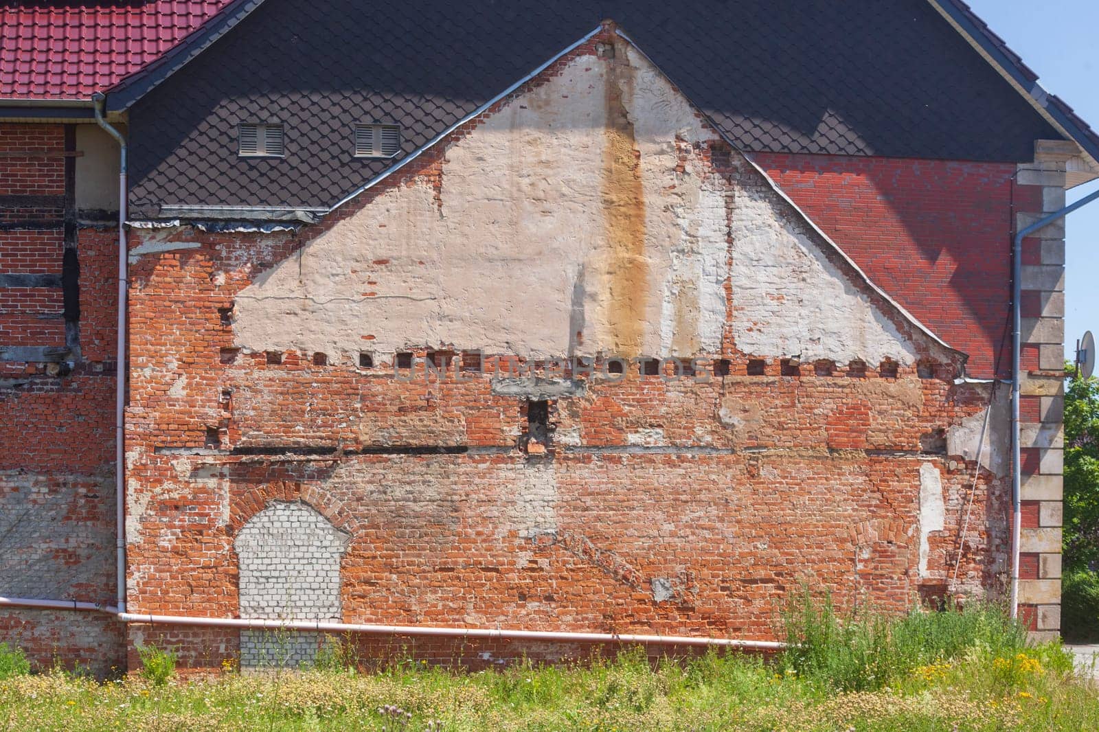 Brick firewall with roof and roof gable, demolition house, Hoya, Lower Saxony, Germany