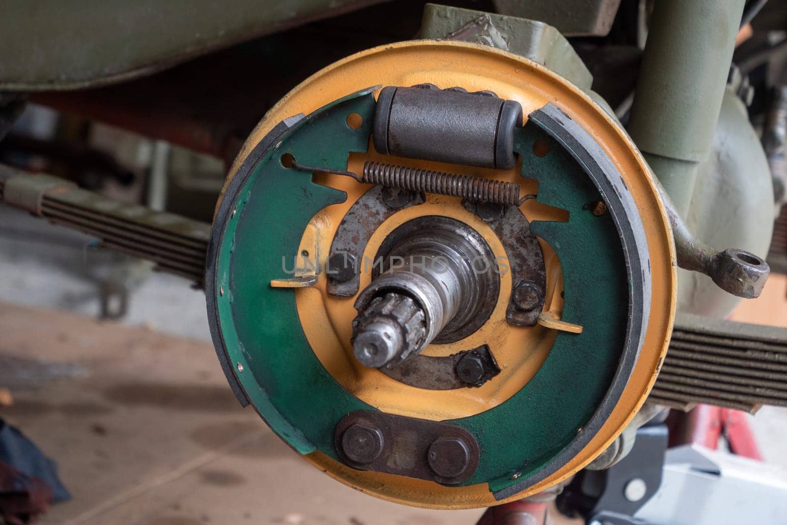 a brake mechanism of automobile drum brakes
