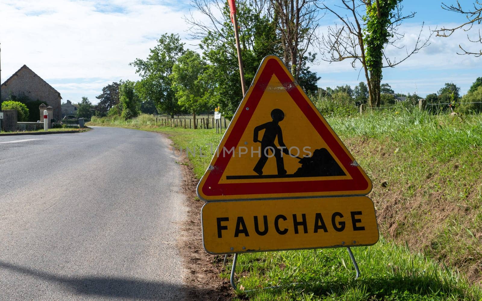 french road sign indicating road works