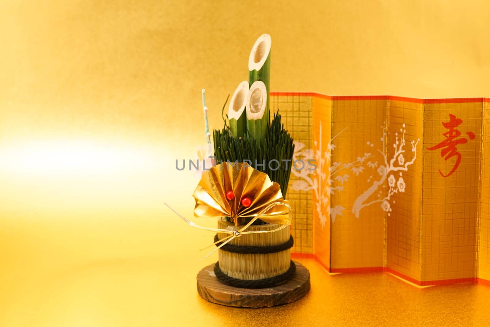 Kadomatsu and gold folding screen of the image (New Years card materials and New Year material). Shooting Location: Yokohama-city kanagawa prefecture