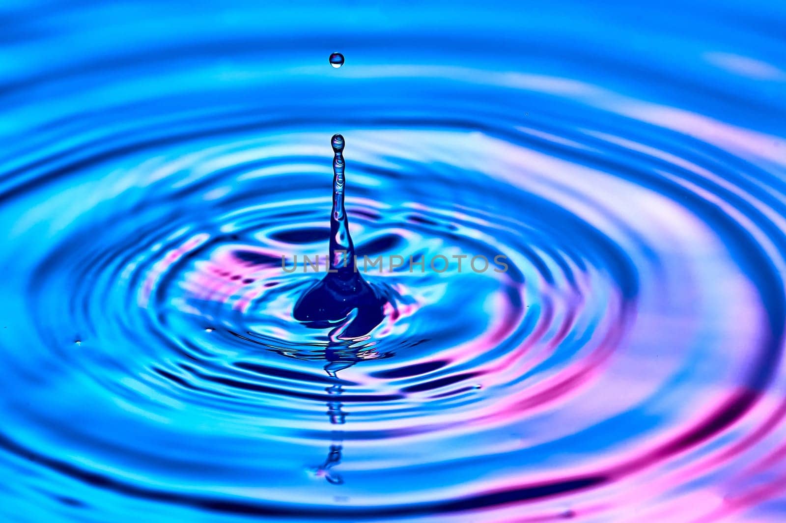 a drop of water falling into the water and creating waves. High quality photo