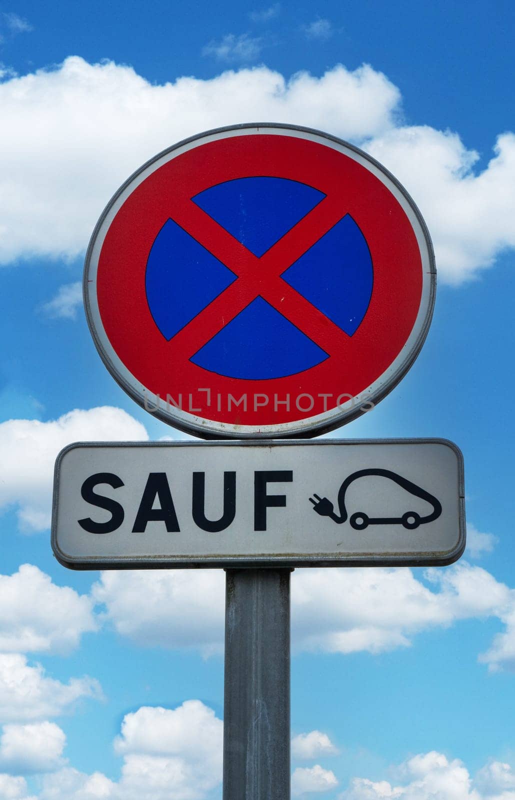 a traffic sign "no stopping"""