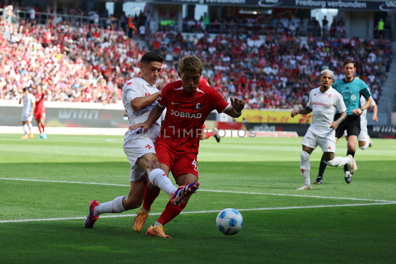 Ritsu Dōan (SC Freiburg) is attacked by his Italian counterpart Lucas Martinez Quarta in the football friendly: SC Freiburg - AC Fiorentina  REGULATIONS PROHIBIT ANY USE OF PHOTOGRAPHS AS IMAGE SEQUENCES AND/OR QUASI-VIDEONann  Photo: Joachim Hahne/johapress