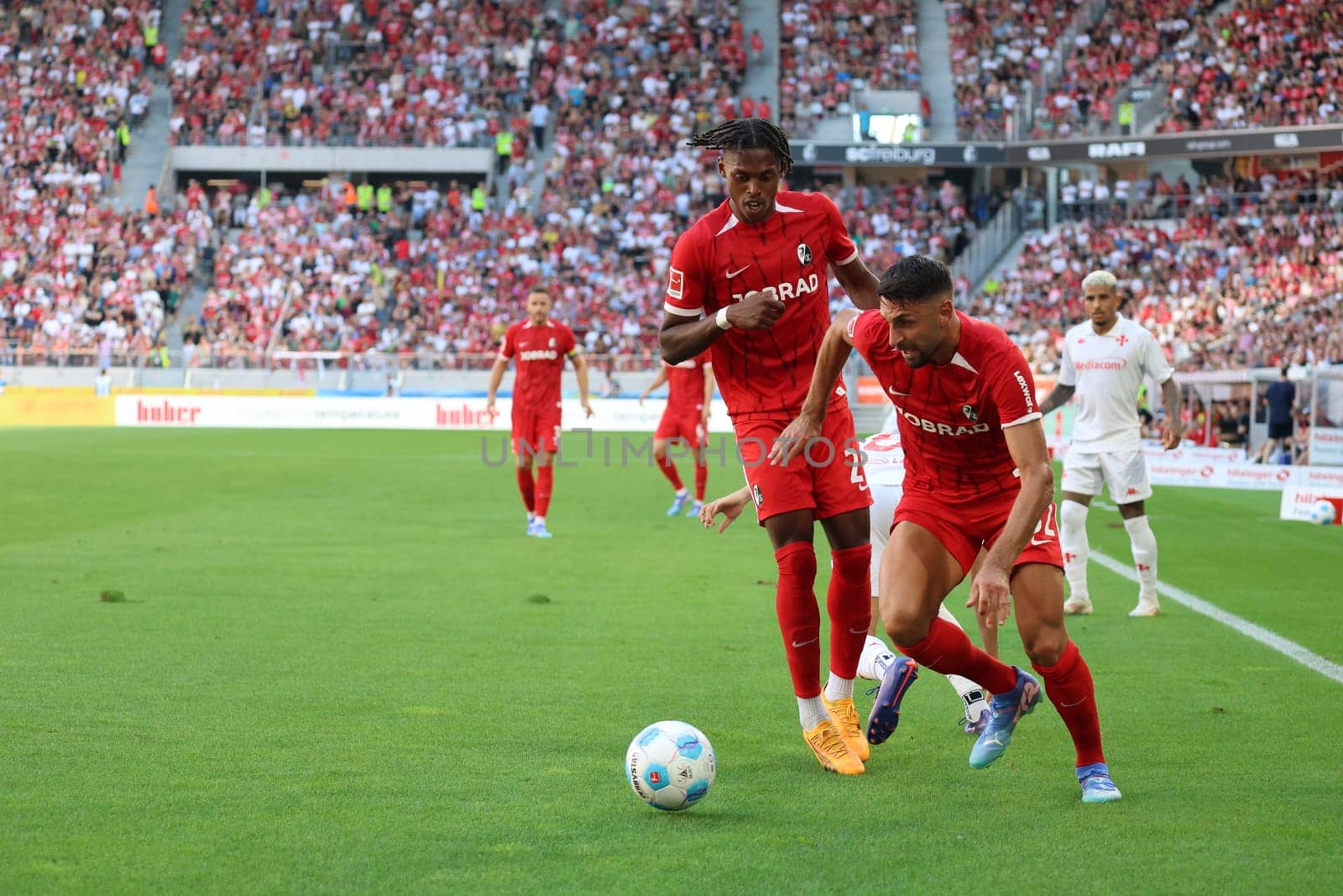 Visual superiority: Vincenzo Grifo (SC Freiburg) and Junior Adamu (SC Freiburg) head together towards Fiorentina's goal in the football test match: SC Freiburg - AC Fiorentina  REGULATIONS PROHIBIT ANY USE OF PHOTOGRAPHS AS IMAGE SEQUENCES AND/OR QUASI-VIDEONann  Photo: Joachim Hahne/johapress