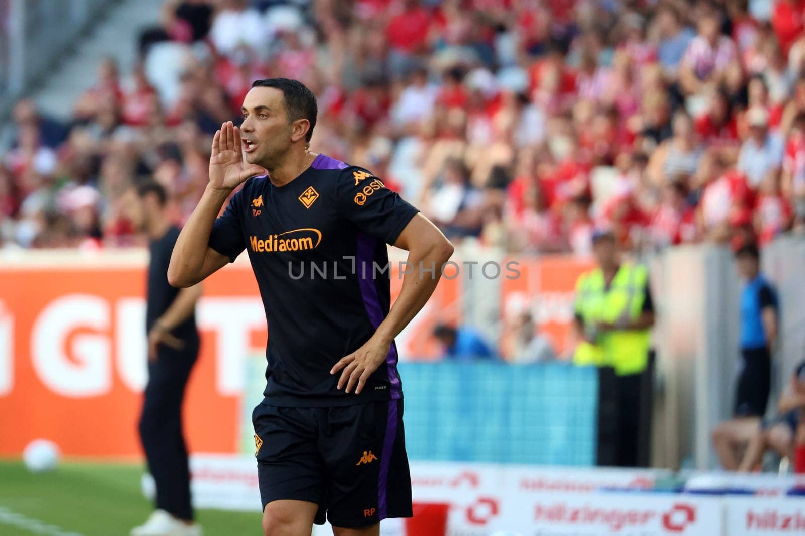 Head coach Raffaele Palladino (AC Fiorentina) during the football test match: SC Freiburg - AC Fiorentina  REGULATIONS PROHIBIT ANY USE OF PHOTOGRAPHS AS IMAGE SEQUENCES AND/OR QUASI-VIDEONann  Photo: Joachim Hahne/johapress