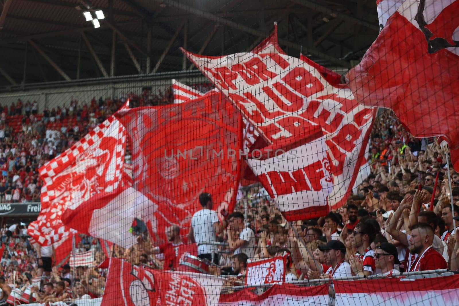 Good atmosphere in the Freiburg fan block,the spectators show their colours at the match of the 1st FBL: 24-25: 1. Sptg. SC Freiburg - VfB Stuttgart  DFL REGULATIONS PROHIBIT ANY USE OF PHOTOGRAPHS AS IMAGE SEQUENCES AND/OR QUASI-VIDEONann  Photo: Joachim Hahne/johapress