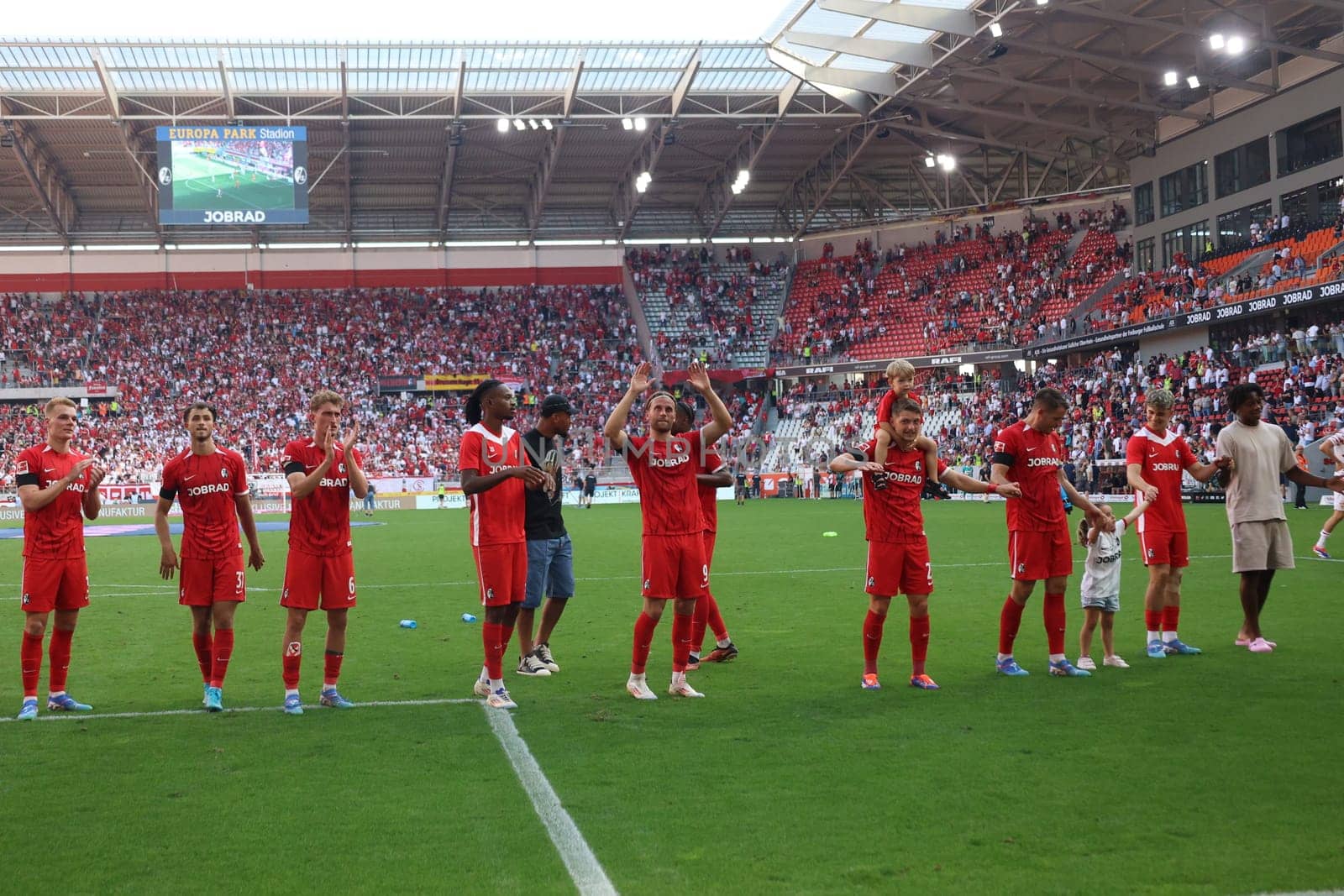 The Freiburg players celebrate the 3-1 derby victory with the spectators in front of their own fans  in the match of the 1st FBL: 24-25: 1. Sptg. SC Freiburg - VfB Stuttgart  DFL REGULATIONS PROHIBIT ANY USE OF PHOTOGRAPHS AS IMAGE SEQUENCES AND/OR QUASI-VIDEONann  Photo: Joachim Hahne/johapress
