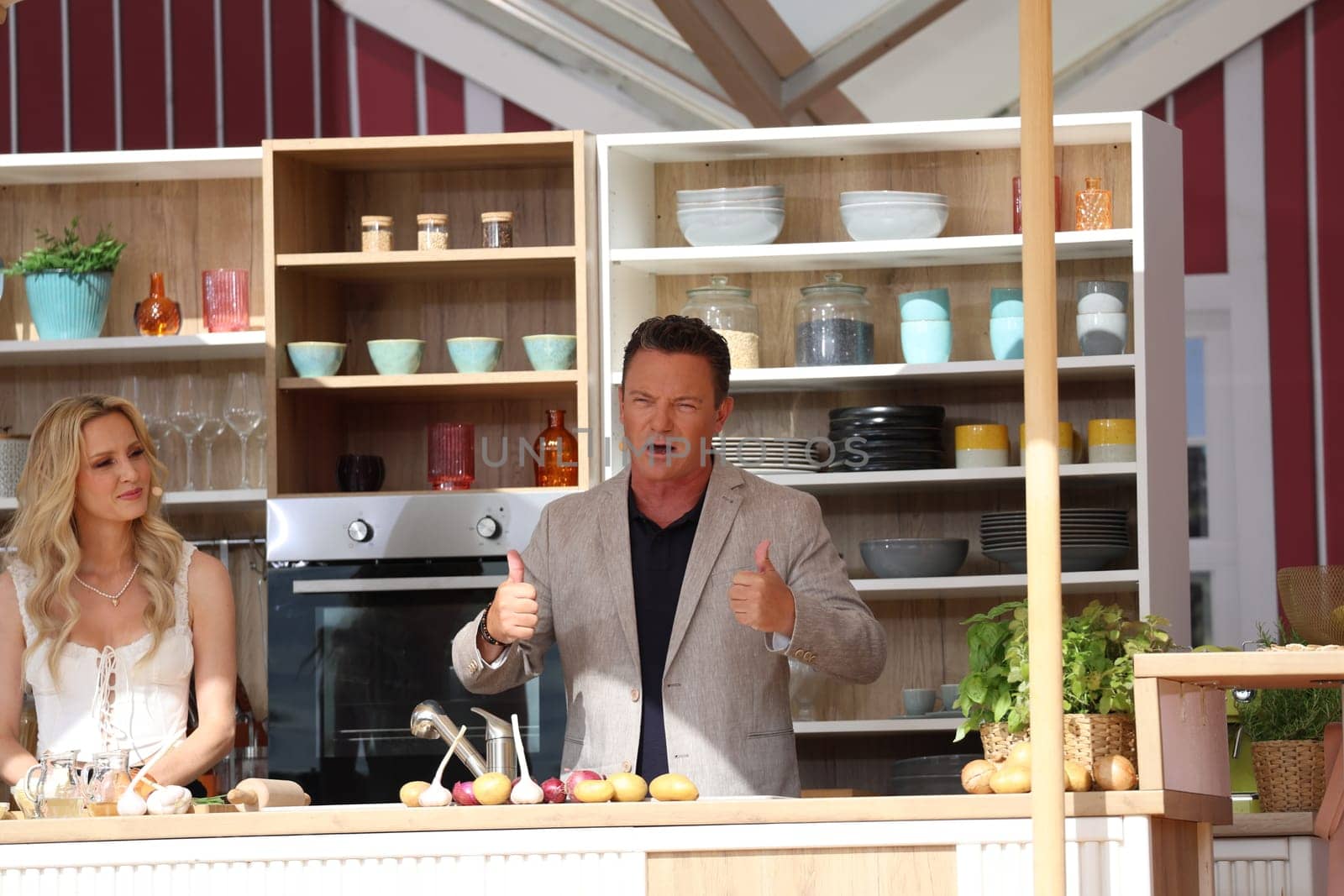 Melissa Naschenweng (singer / artist) in conversation with Stefan Mross (singer / presenter / entertainer) in the kitchen of the ARD TV show "Immer wieder sonntags""."