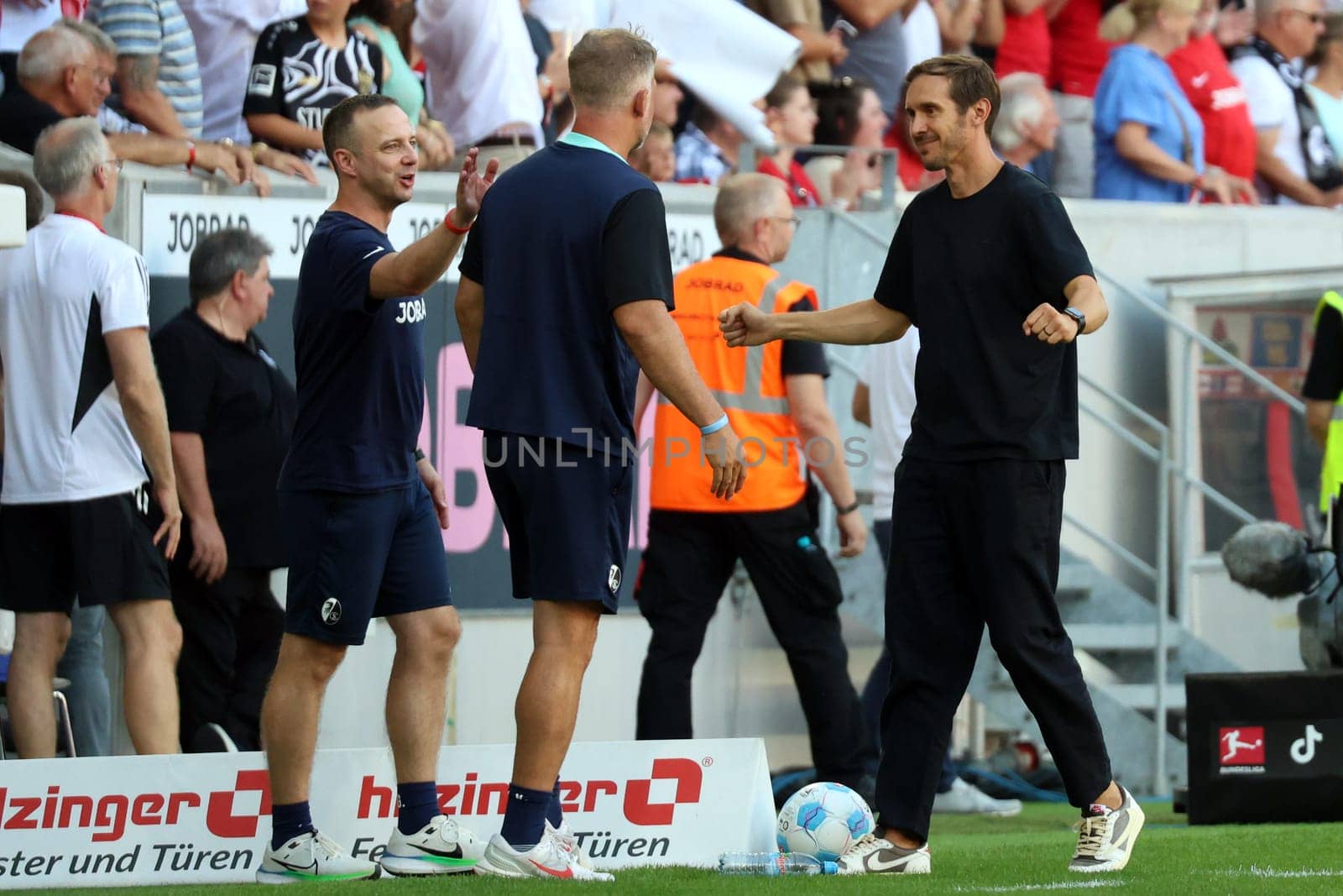 Head coach Julian Schuster (SC Freiburg) enjoys the moment and celebrates the 3-1 victory in the match of the 1st FBL: 24-25: 1. Sptg. SC Freiburg - VfB Stuttgart  DFL REGULATIONS PROHIBIT ANY USE OF PHOTOGRAPHS AS IMAGE SEQUENCES AND/OR QUASI-VIDEONann  Photo: Joachim Hahne/johapress