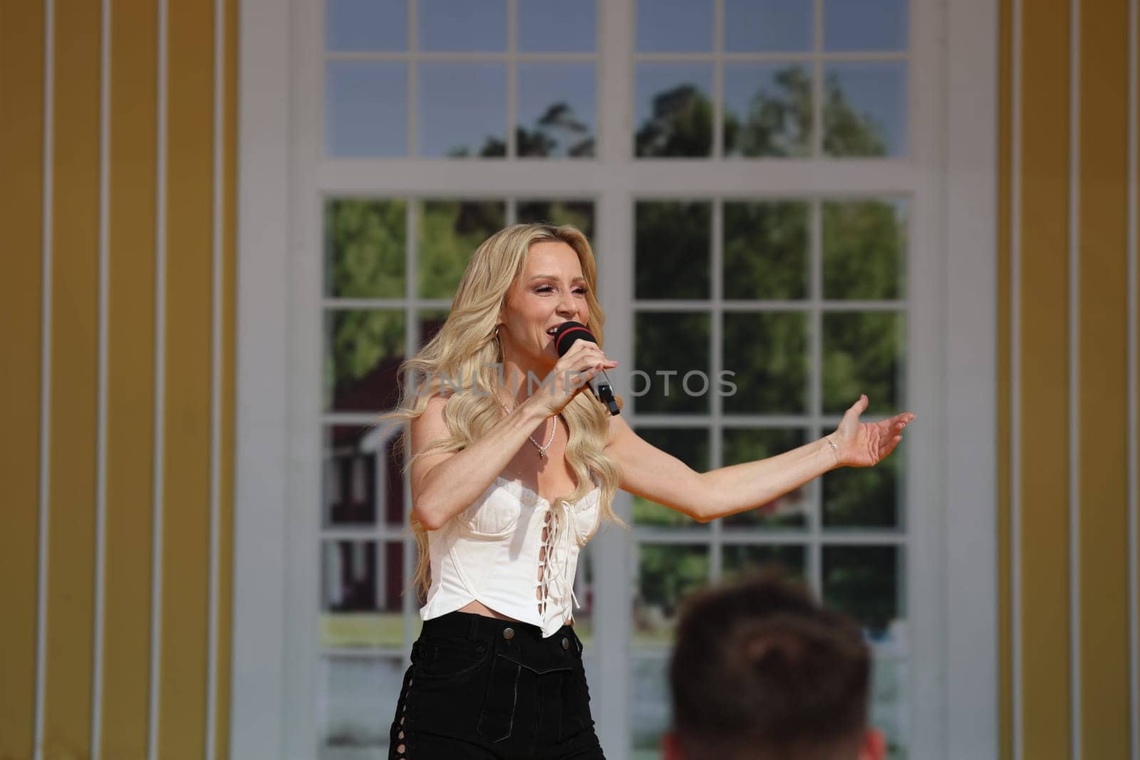 Melissa Naschenweng (singer / artist) in the ARD TV show "Immer wieder sonntags""."