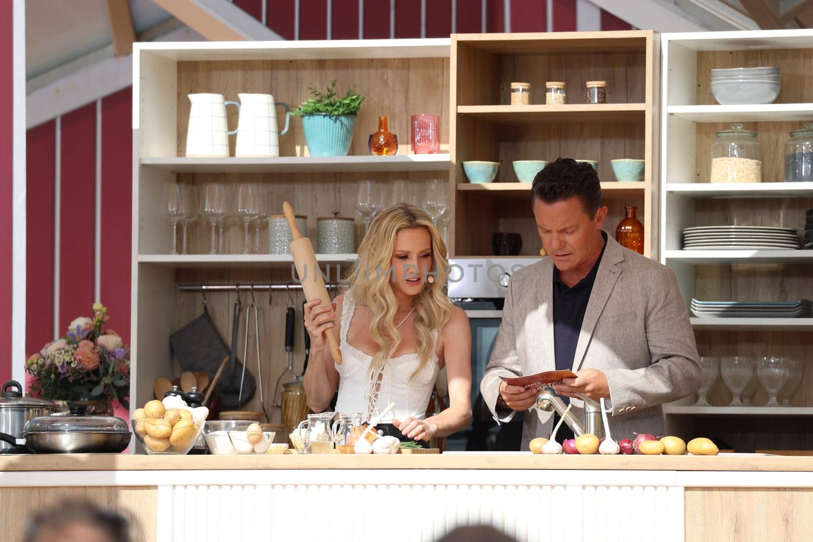 Melissa Naschenweng (singer / artist) in conversation with Stefan Mross (singer / presenter / entertainer) in the kitchen of the ARD TV show "Immer wieder sonntags""."