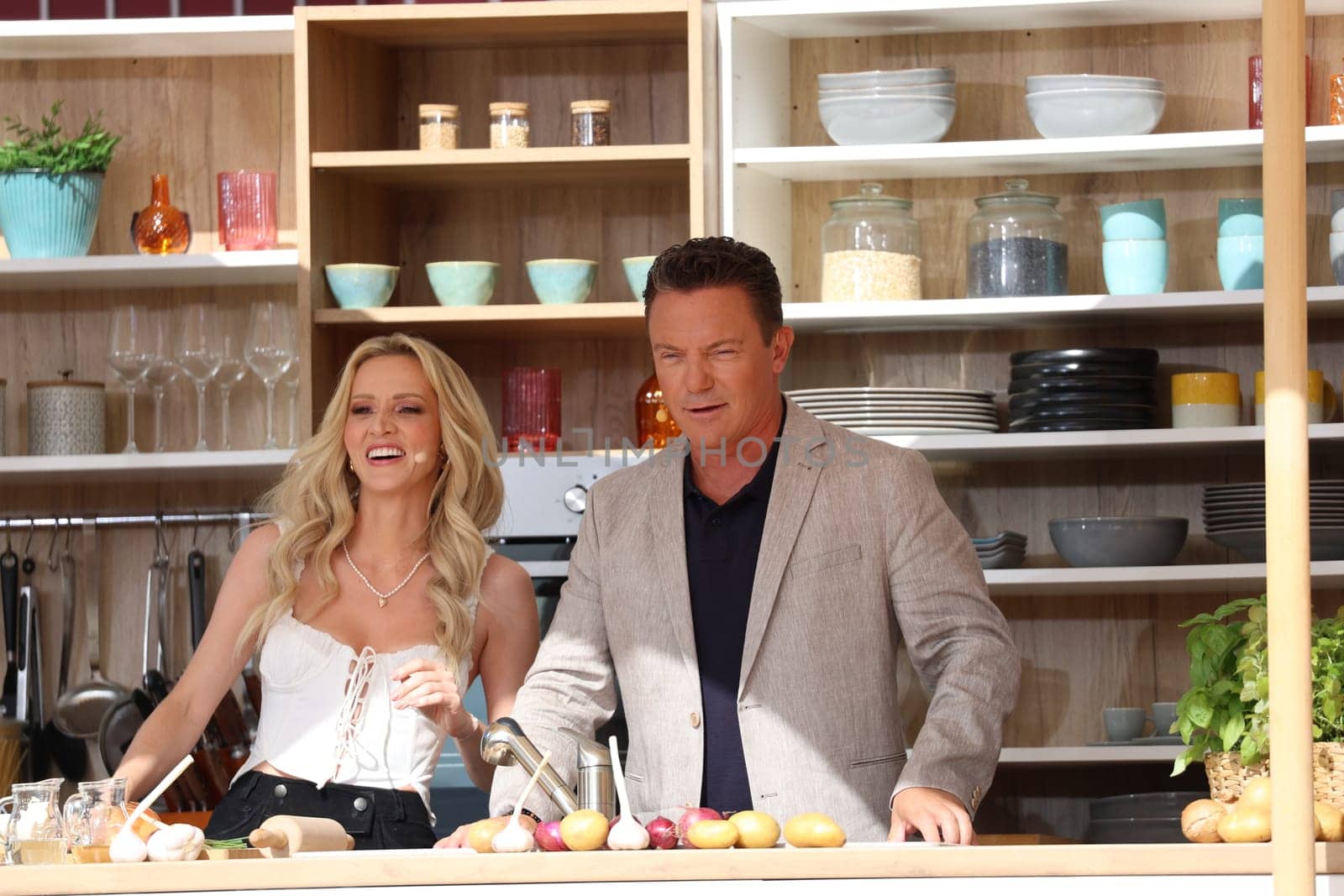 Melissa Naschenweng (singer / artist) in conversation with Stefan Mross (singer / presenter / entertainer) in the kitchen of the ARD TV show "Immer wieder sonntags""."