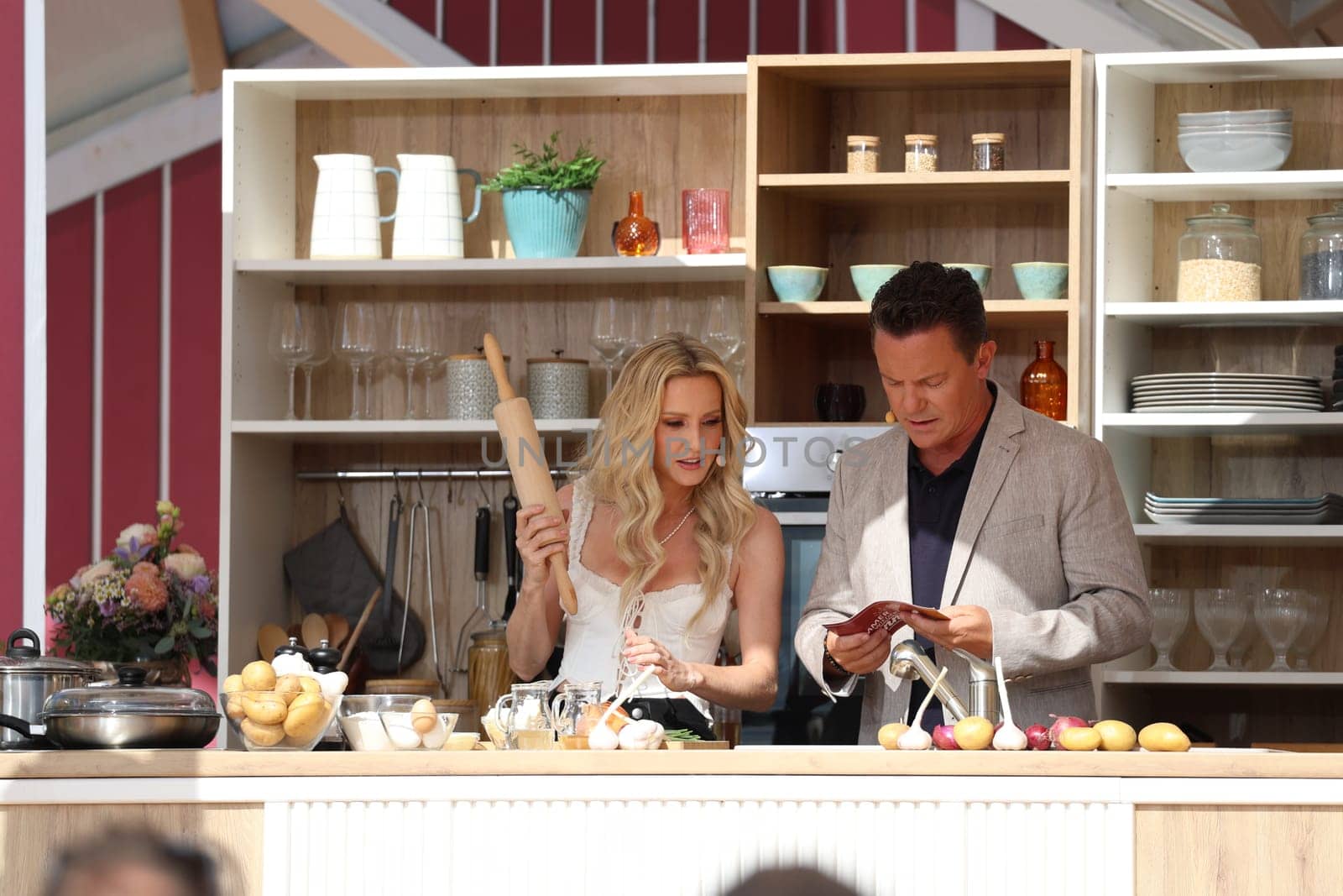 Melissa Naschenweng (singer / artist) in conversation with Stefan Mross (singer / presenter / entertainer) in the kitchen of the ARD TV show "Immer wieder sonntags""."