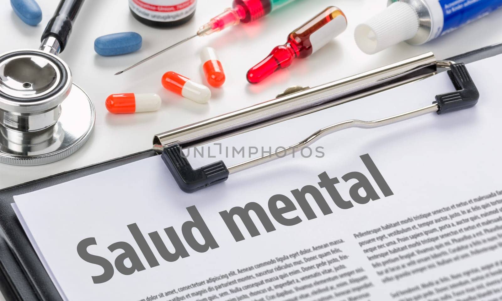 Mental health written in spanish on a clipboard
