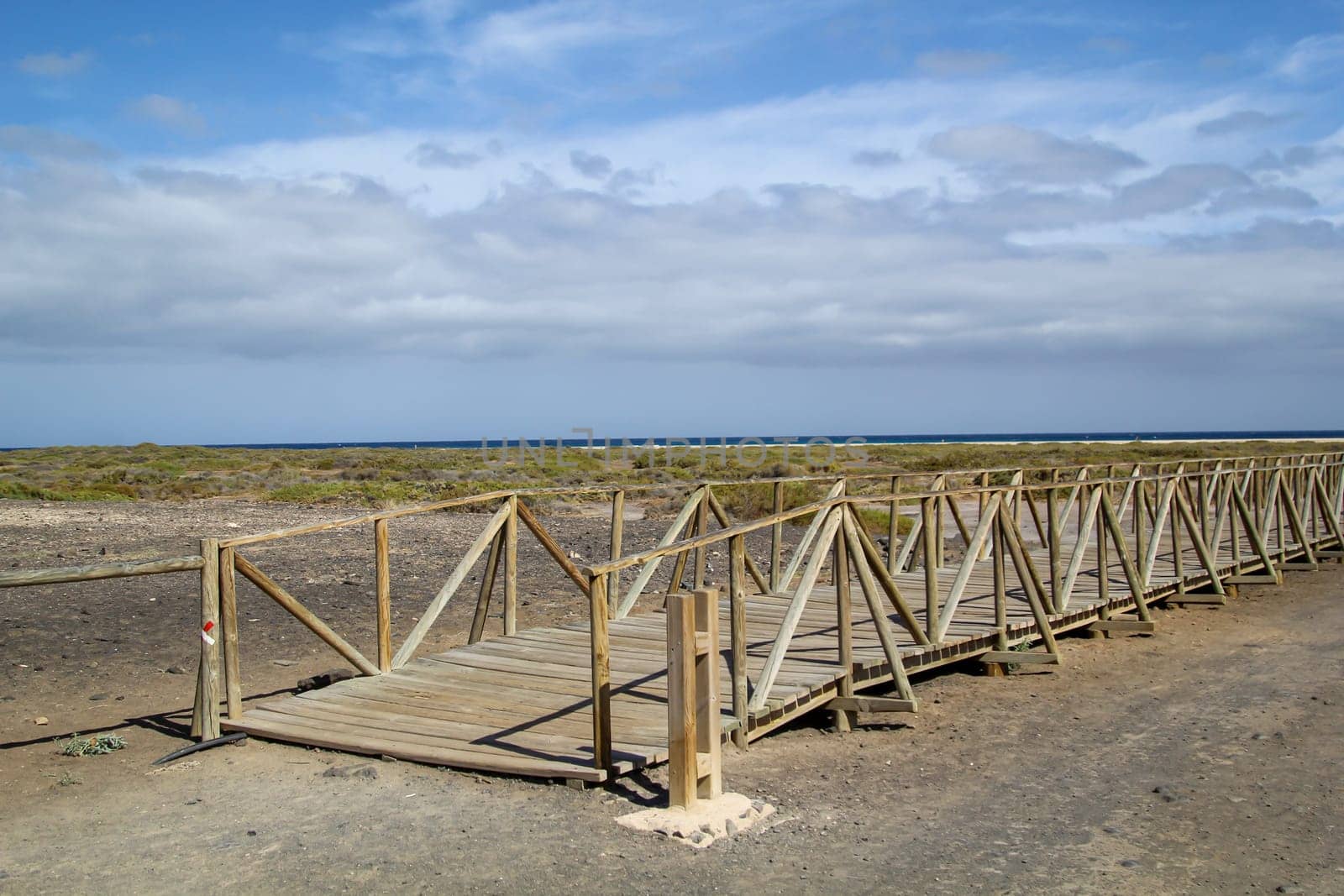A wooden walkway guides visitors to the beach through nature, which is worth protecting.