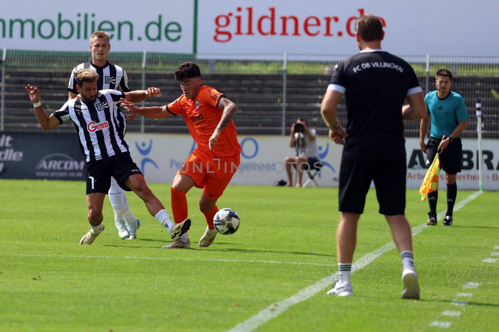 Mario Klotz (FC 08 Villingen head coach) watches the action,Tevfik Ceylan (FC 08 Villingen) chases the ball away from his Frankfurt opponent in the match of the football RL SW 24-25: 6. Sptg: FC 08 Villingen vs Eintracht Frankfurt U21