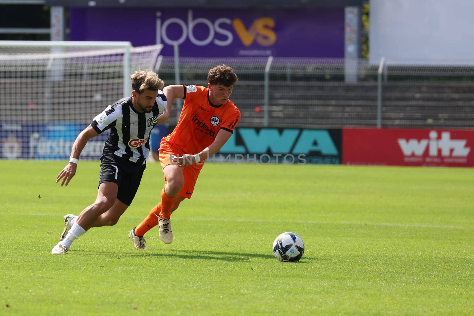 Tevfik Ceylan (FC 08 Villingen) outpaces his Frankfurt opponent in the match of the Football RL SW 24-25: 6th Sptg: FC 08 Villingen vs Eintracht Frankfurt U21