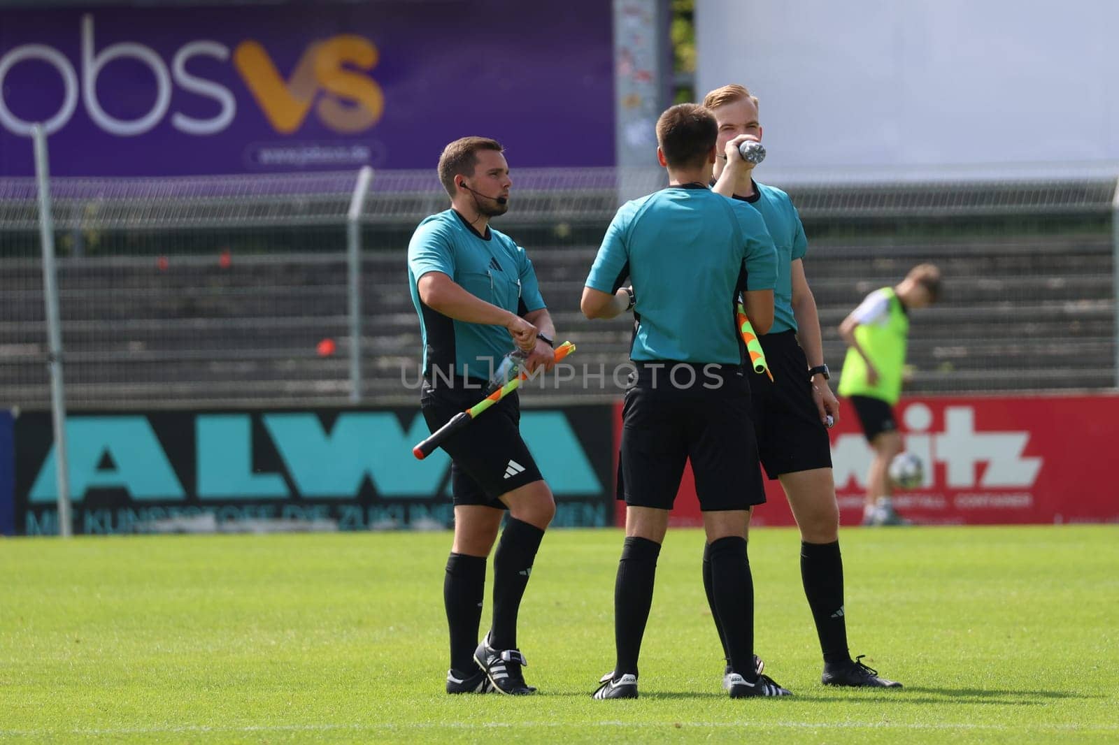 Drinking break: The referees are also thirsty in the summer heat at the match of the Football RL SW 24-25: 6th Sptg: FC 08 Villingen vs Eintracht Frankfurt U21