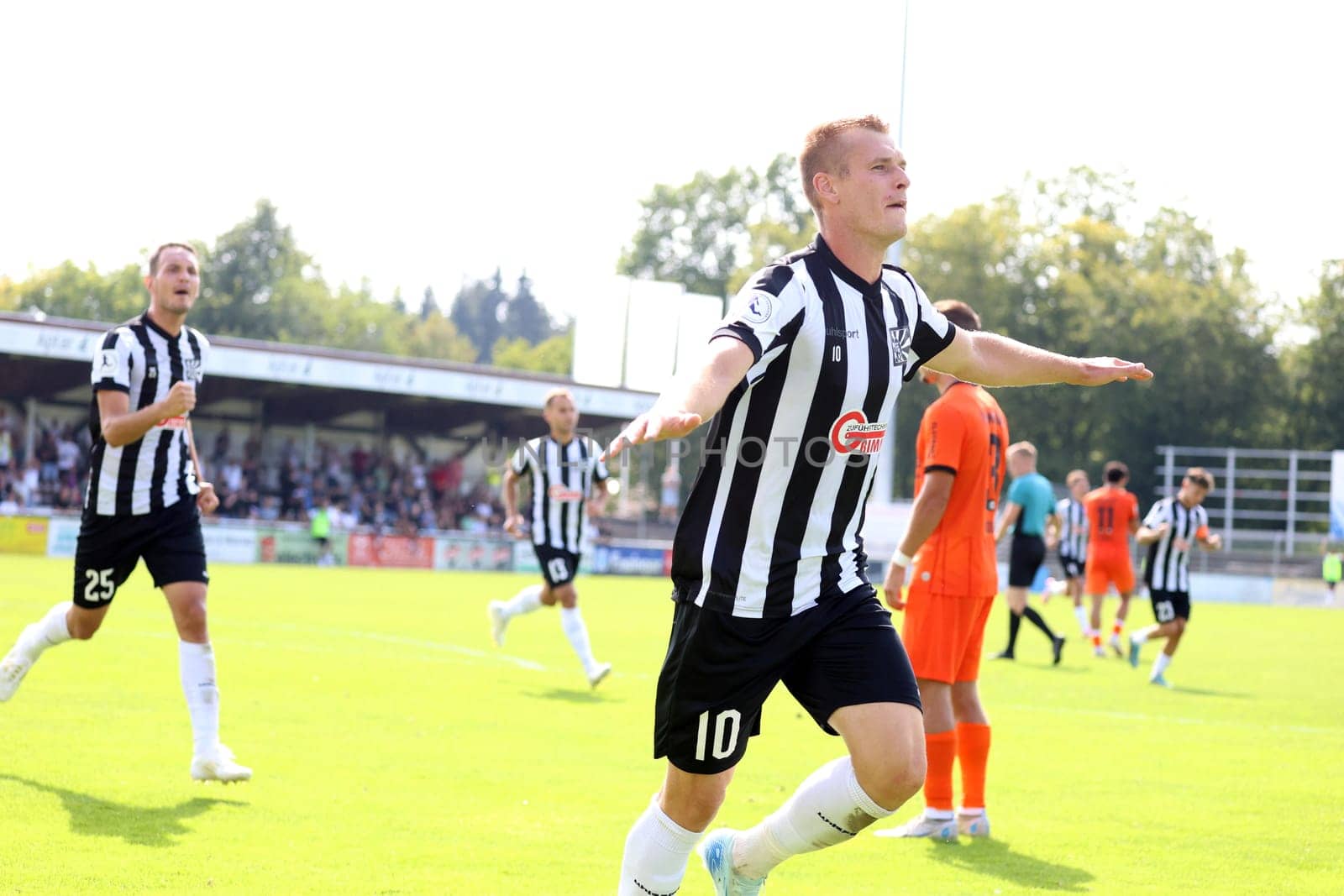 Only flying is nicer - goal scorer Marcel Sökler (Villingen 08) celebrates his goal to make it 1-0 in the match of the football RL SW 24-25: 6th Sptg: FC 08 Villingen vs Eintracht Frankfurt U21