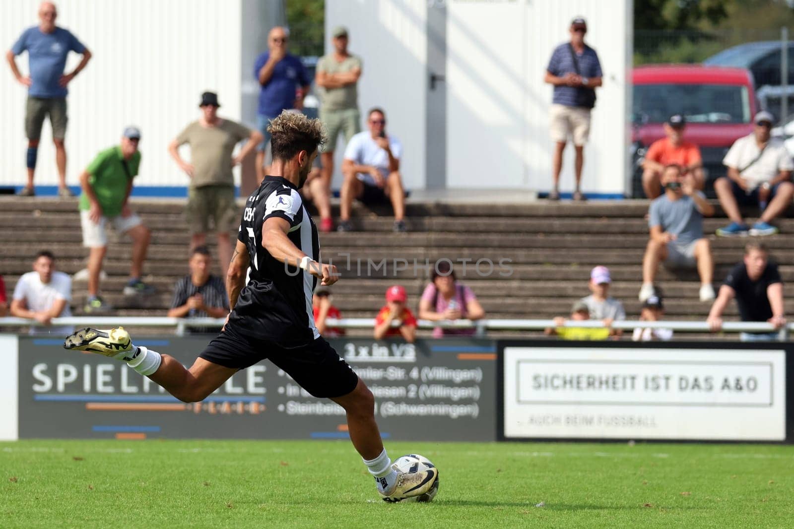 Tevfik Ceylan (FC 08 Villingen) scores from the spot from the spot to make it 2-0 in the match of the Football RL SW 24-25: 6. Sptg: FC 08 Villingen vs Eintracht Frankfurt U21