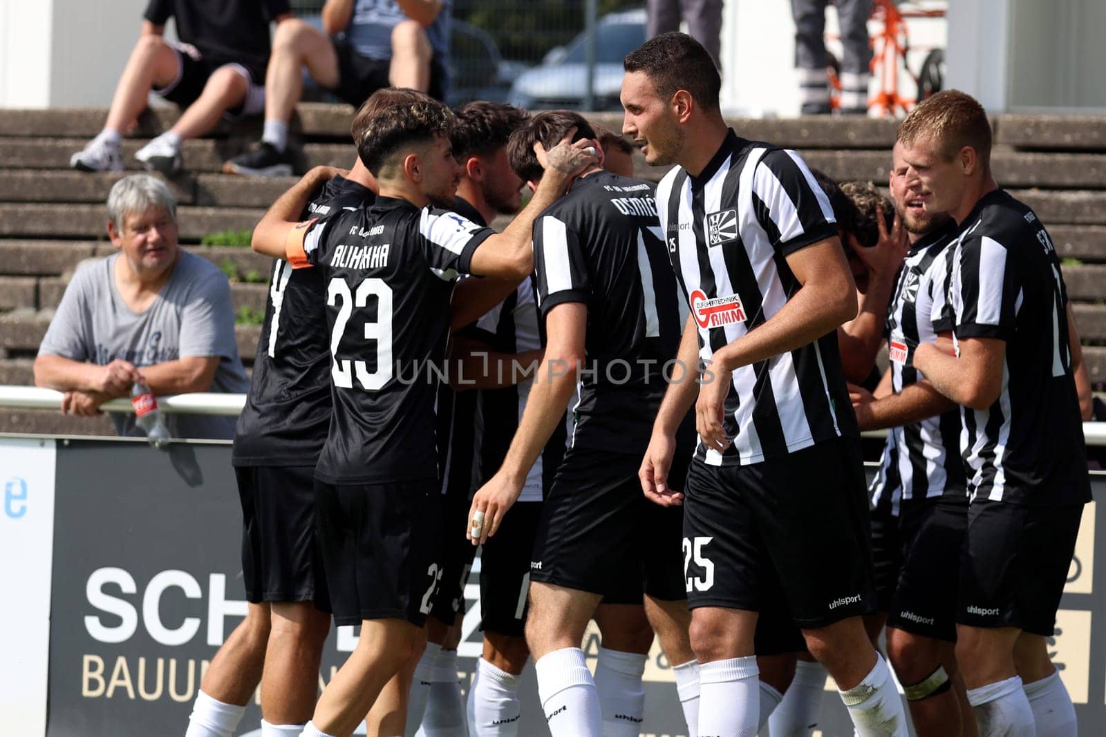 The Villingen players celebrate the 1:0 lead goal by Marcel Sökler (Villingen 08) in the match of the football RL SW 24-25: 6th Sptg: FC 08 Villingen vs Eintracht Frankfurt U21