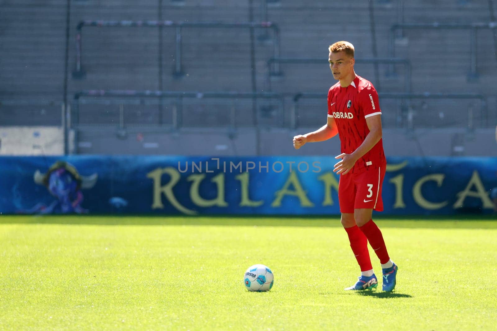 Looking forward to the joys of fatherhood: Philipp Lienhart (SC Freiburg) at the football test match: SC Freiburg - FC Basel  REGULATIONS PROHIBIT ANY USE OF PHOTOGRAPHS AS IMAGE SEQUENCES AND/OR QUASI-VIDEONann  Photo: Joachim Hahne/johapress
