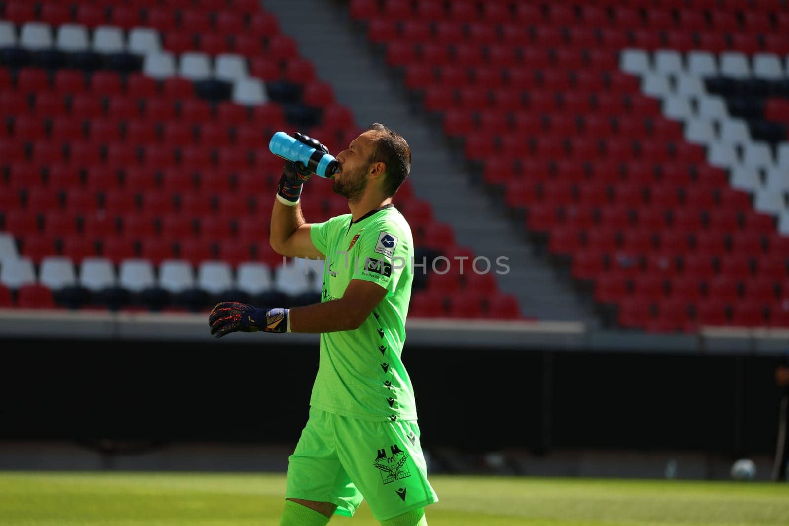 Took a big sip from the sweater: Goalkeeper Mirko Salvi (FC Basel) at the football test match: SC Freiburg - FC Basel  REGULATIONS PROHIBIT ANY USE OF PHOTOGRAPHS AS IMAGE SEQUENCES AND/OR QUASI-VIDEONann  Photo: Joachim Hahne/johapress