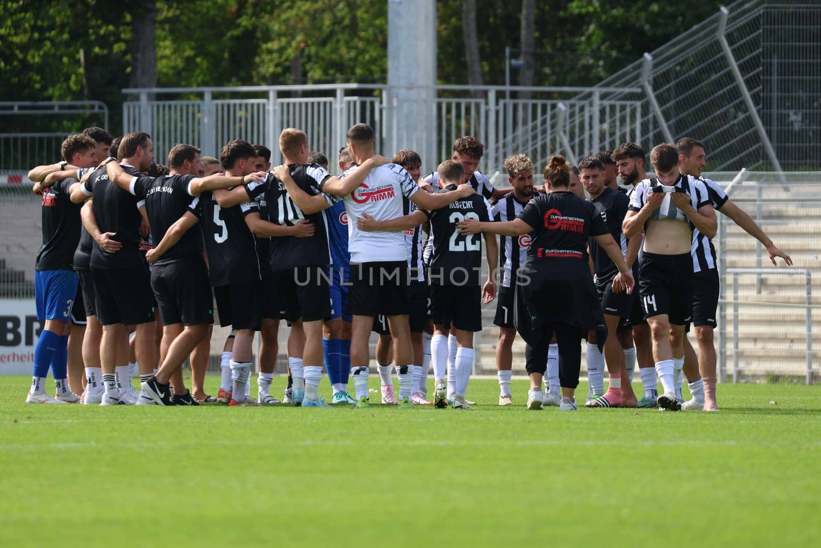 The Villingen players and the team around Mario Klotz (head coach FC 08 Villingen) enjoy the moment after the first victory with 2:0 goals in the match of the football RL SW 24-25: 6th Sptg: FC 08 Villingen vs Eintracht Frankfurt U21
