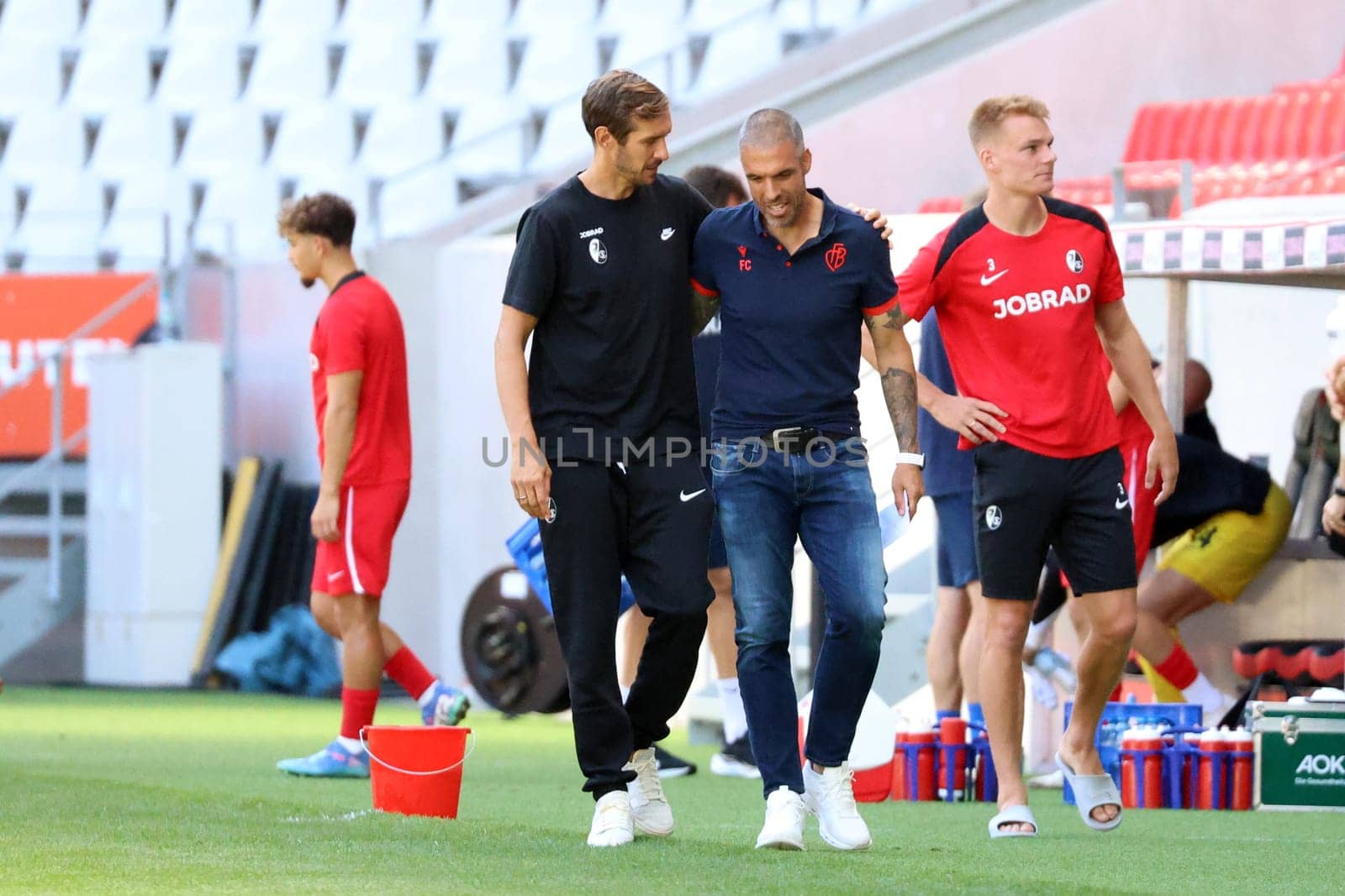 Coach Fabio Celestini (FC Basel) could only congratulate head coach / coach Julian Schuster (SC Freiburg) after the final whistle on his deserved victory in the football test match: SC Freiburg - FC Basel  REGULATIONS PROHIBIT ANY USE OF PHOTOGRAPHS AS IMAGE SEQUENCES AND/OR QUASI-VIDEONann  Photo: Joachim Hahne/johapress
