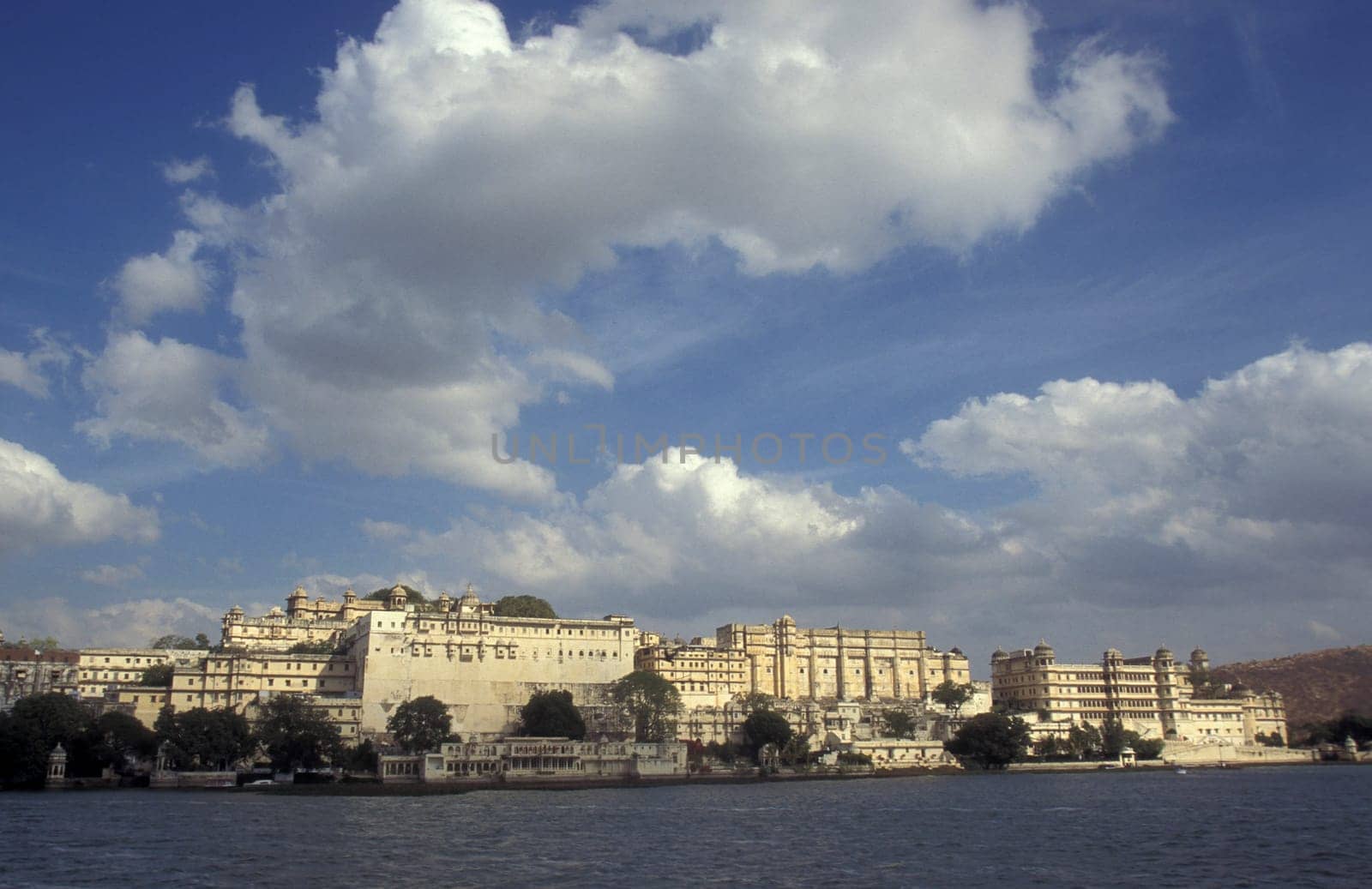 The City Palace and Hotel at the Pichhola Lake in the Town of Udaipur in the Province of Rajasthan in India.  India, Udaipur, January, 1998