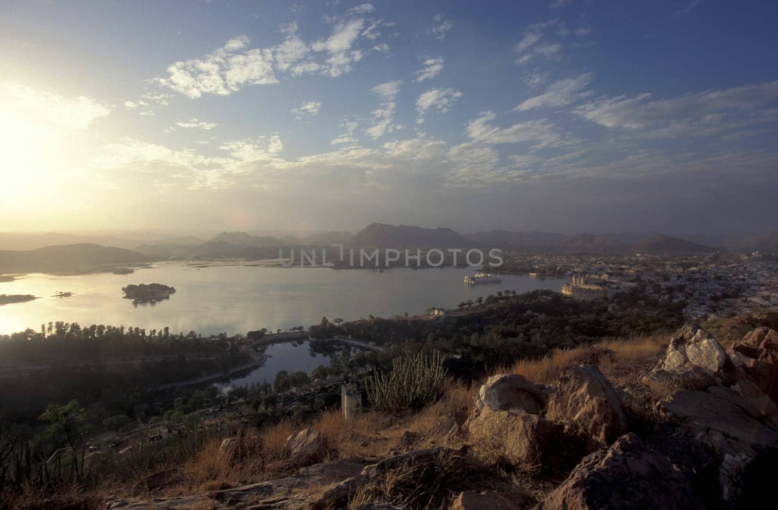 a view of the Jagmandir Palace on the Pichhola Lake in the Town of Udaipur in the Province of Rajasthan in India.  India, Udaipur, January, 1998
