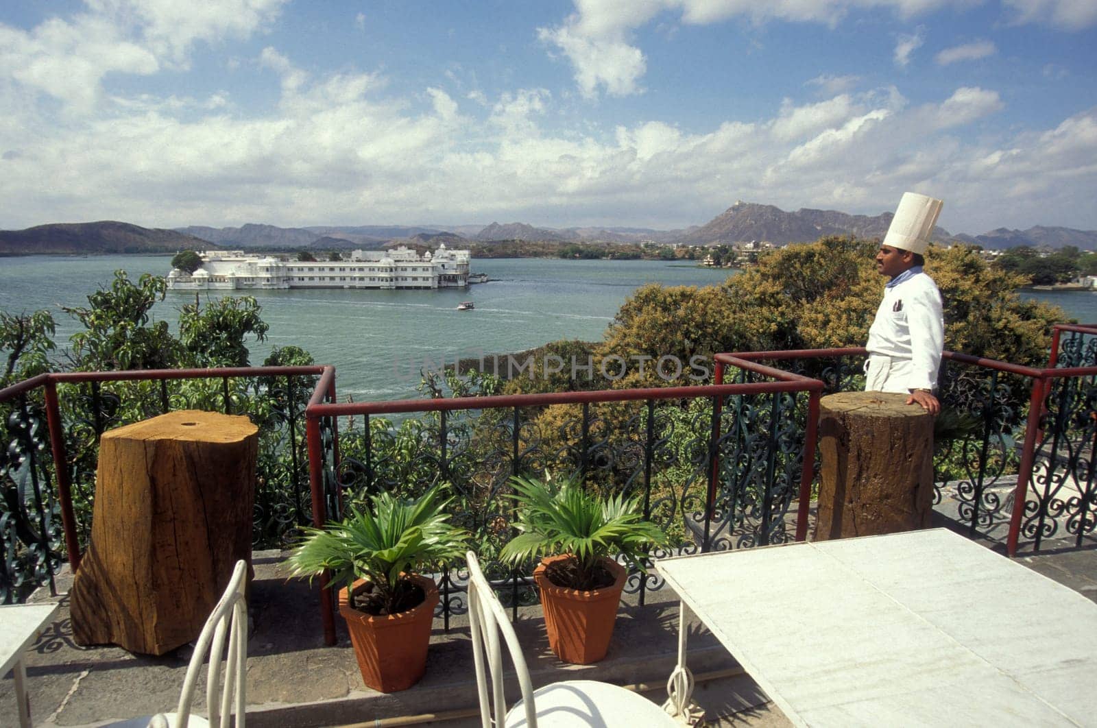 a view of the Jagmandir Palace on the Pichhola Lake in the Town of Udaipur in the Province of Rajasthan in India.  India, Udaipur, January, 1998