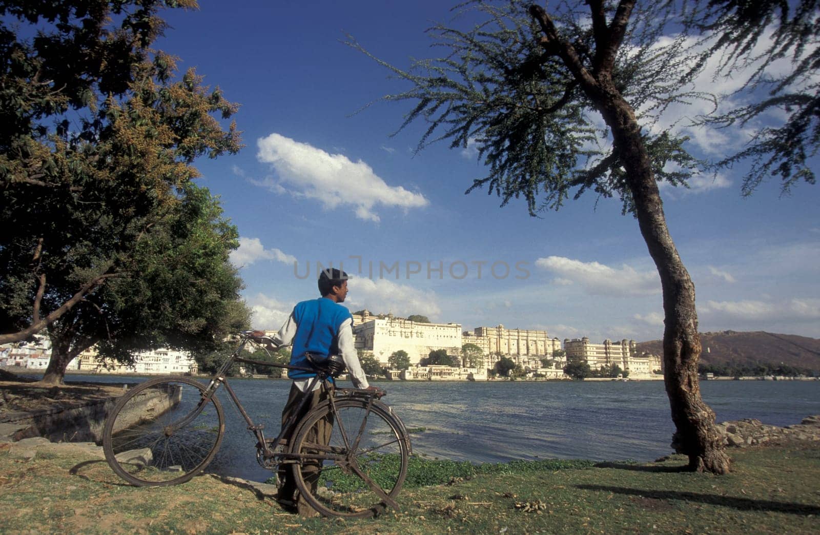 The City Palace and Hotel at the Pichhola Lake in the Town of Udaipur in the Province of Rajasthan in India.  India, Udaipur, January, 1998