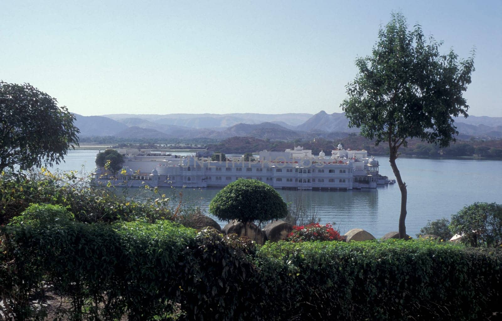 a view of the Jagmandir Palace on the Pichhola Lake in the Town of Udaipur in the Province of Rajasthan in India.  India, Udaipur, January, 1998