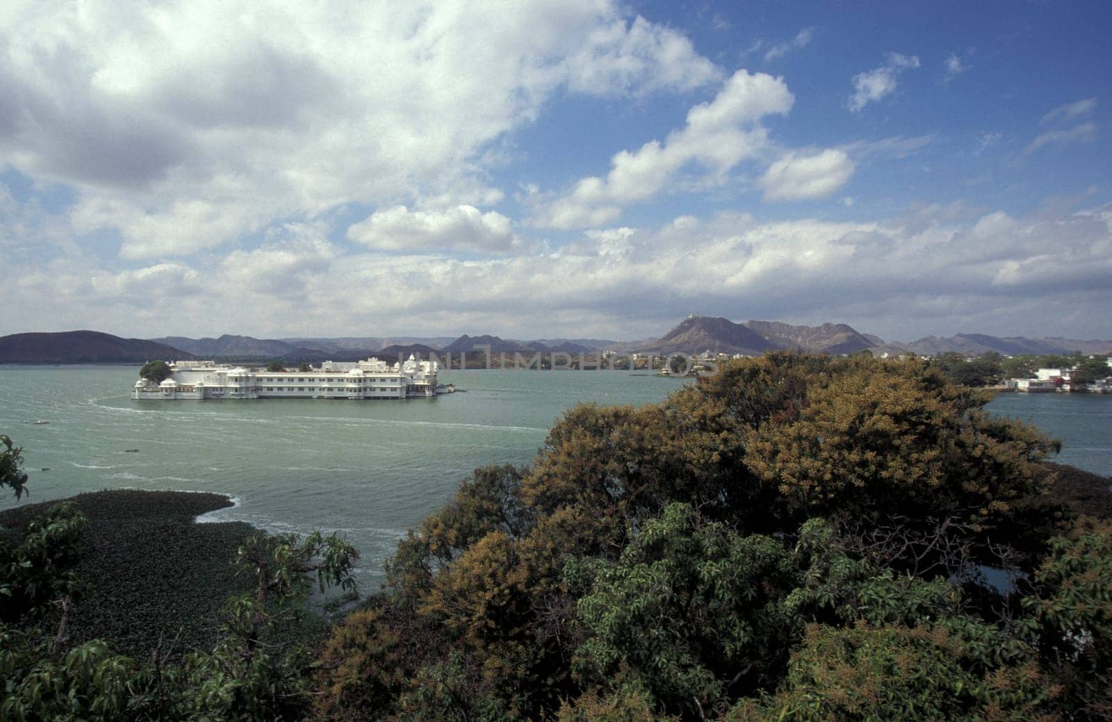 a view of the Jagmandir Palace on the Pichhola Lake in the Town of Udaipur in the Province of Rajasthan in India.  India, Udaipur, January, 1998