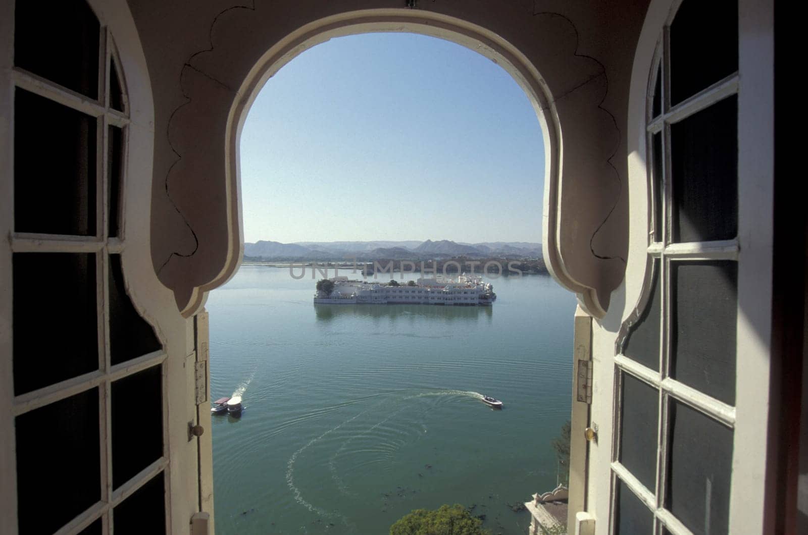 a view of the Jagmandir Palace on the Pichhola Lake in the Town of Udaipur in the Province of Rajasthan in India.  India, Udaipur, January, 1998