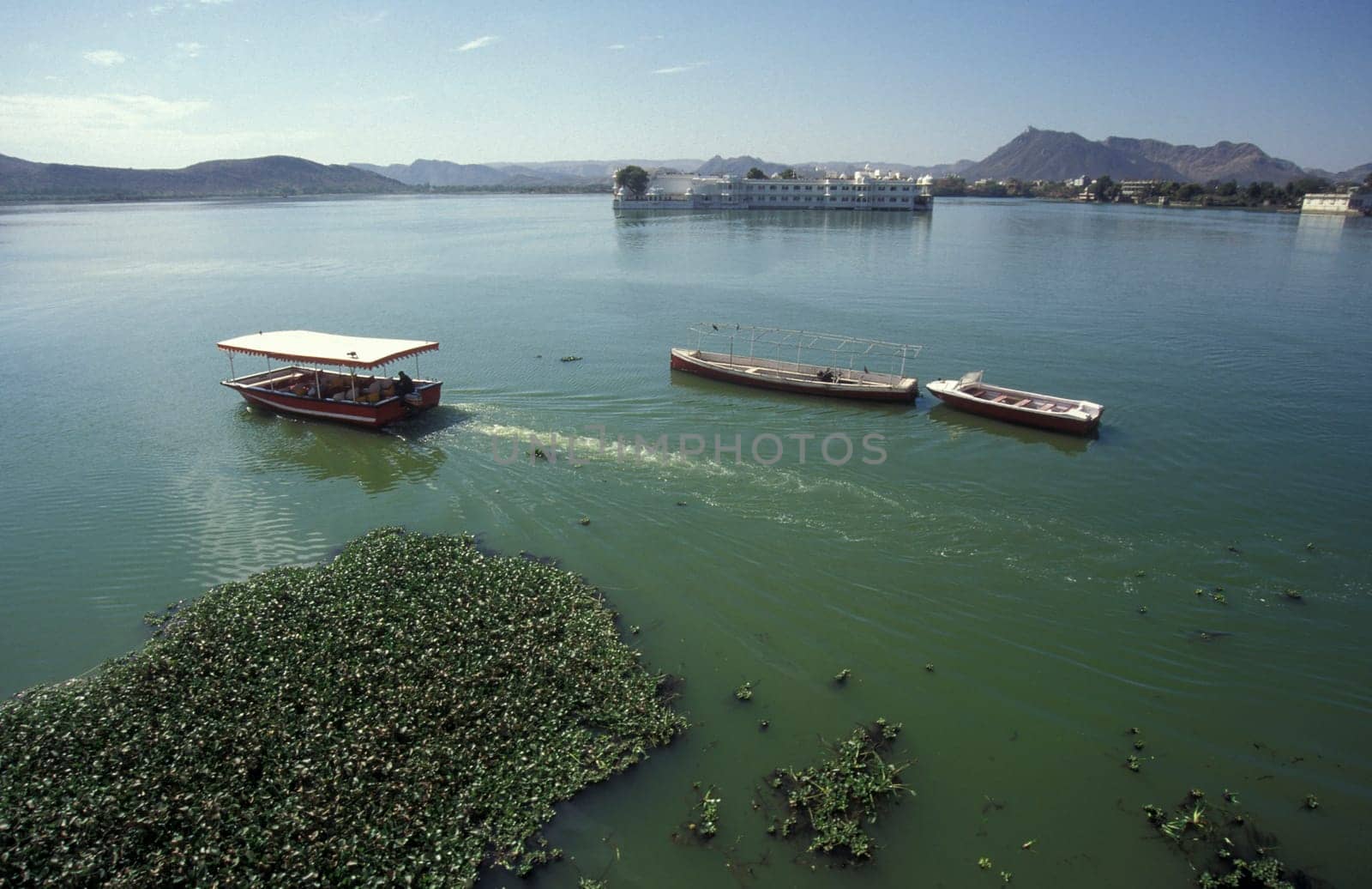 a view of the Jagmandir Palace on the Pichhola Lake in the Town of Udaipur in the Province of Rajasthan in India.  India, Udaipur, January, 1998
