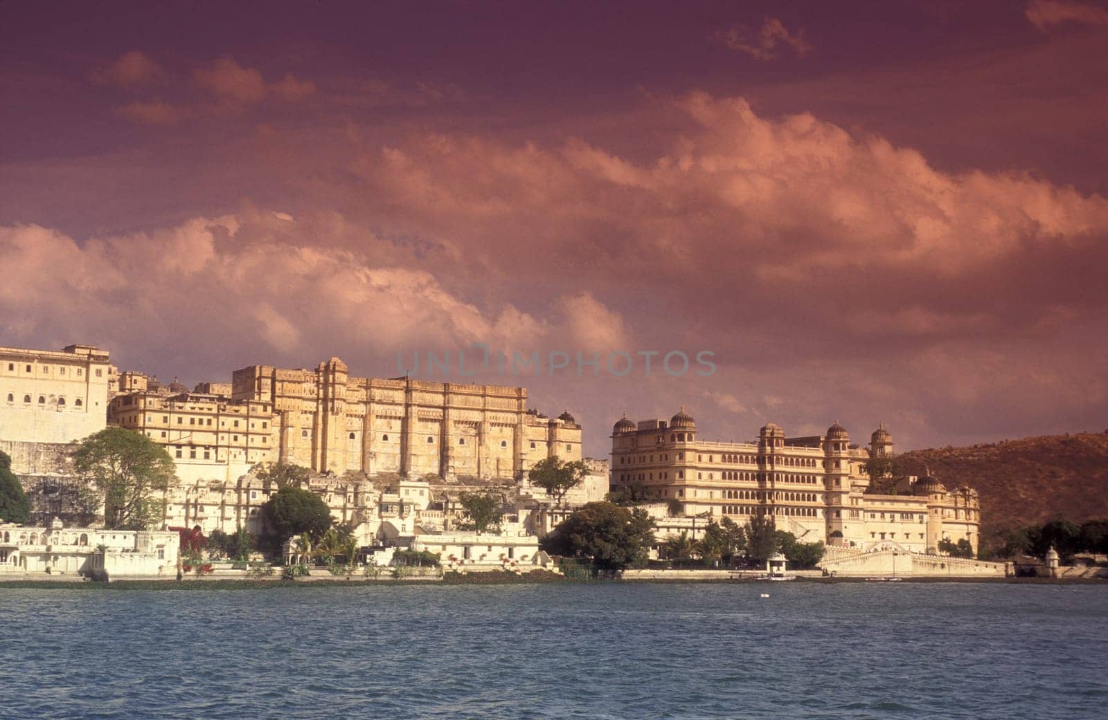 The City Palace and Hotel at the Pichhola Lake in the Town of Udaipur in the Province of Rajasthan in India.  India, Udaipur, January, 1998