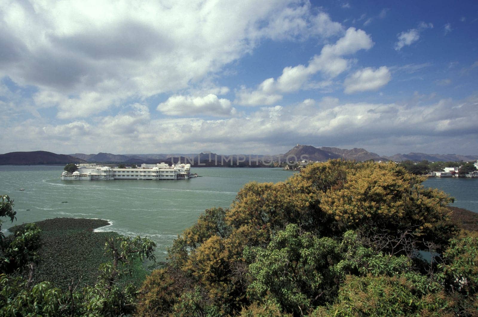 a view of the Jagmandir Palace on the Pichhola Lake in the Town of Udaipur in the Province of Rajasthan in India.  India, Udaipur, January, 1998