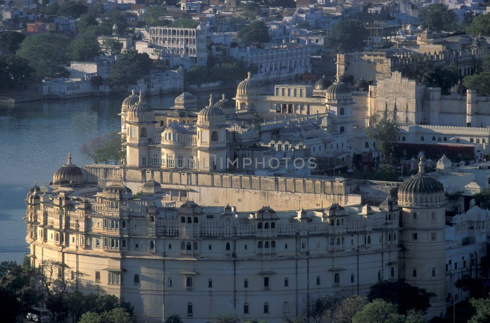 The City Palace and Hotel in the Town of Udaipur in the Province of Rajasthan in India.  India, Udaipur, January, 1998