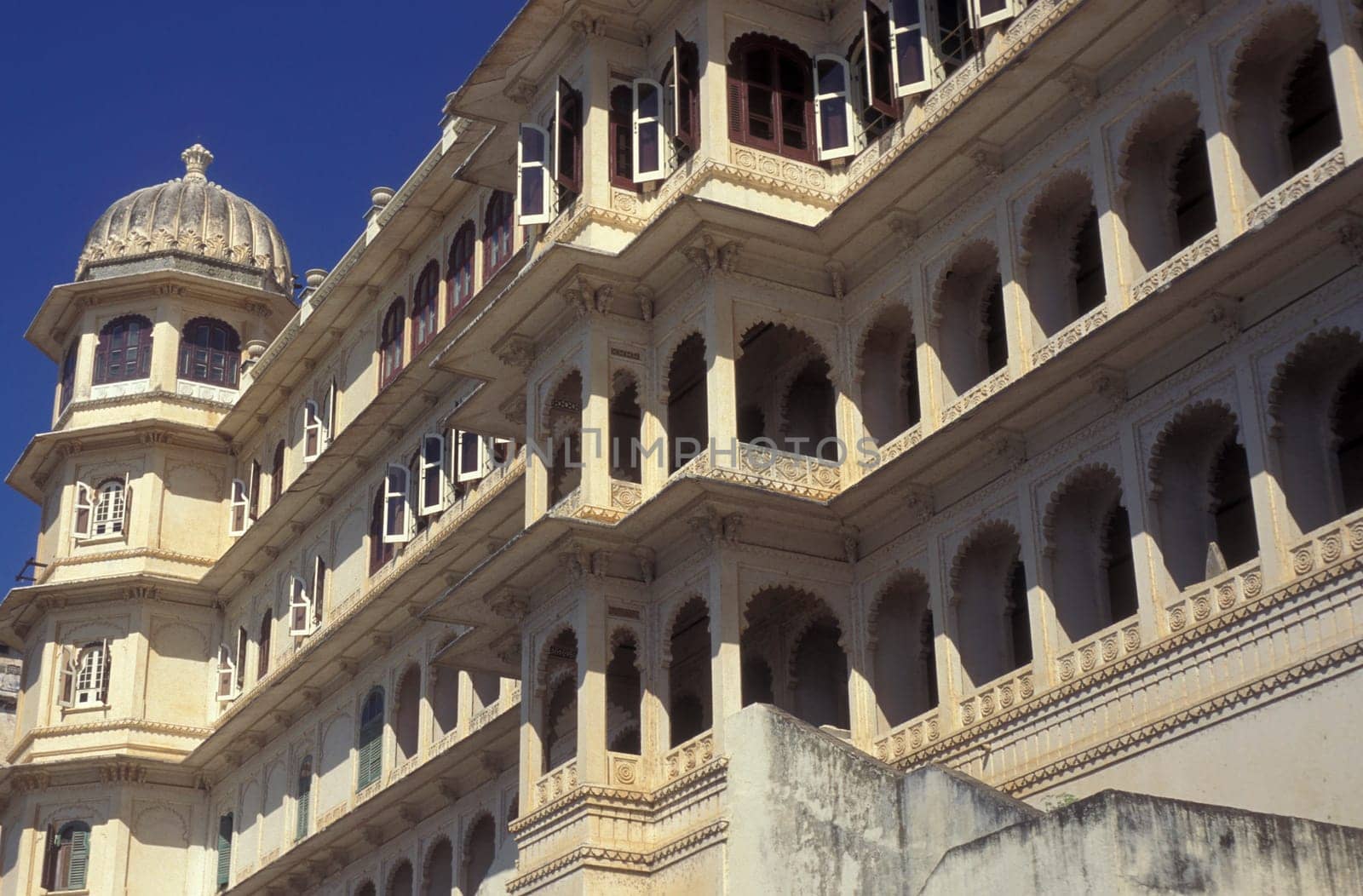 The City Palace and Hotel in the Town of Udaipur in the Province of Rajasthan in India.  India, Udaipur, January, 1998