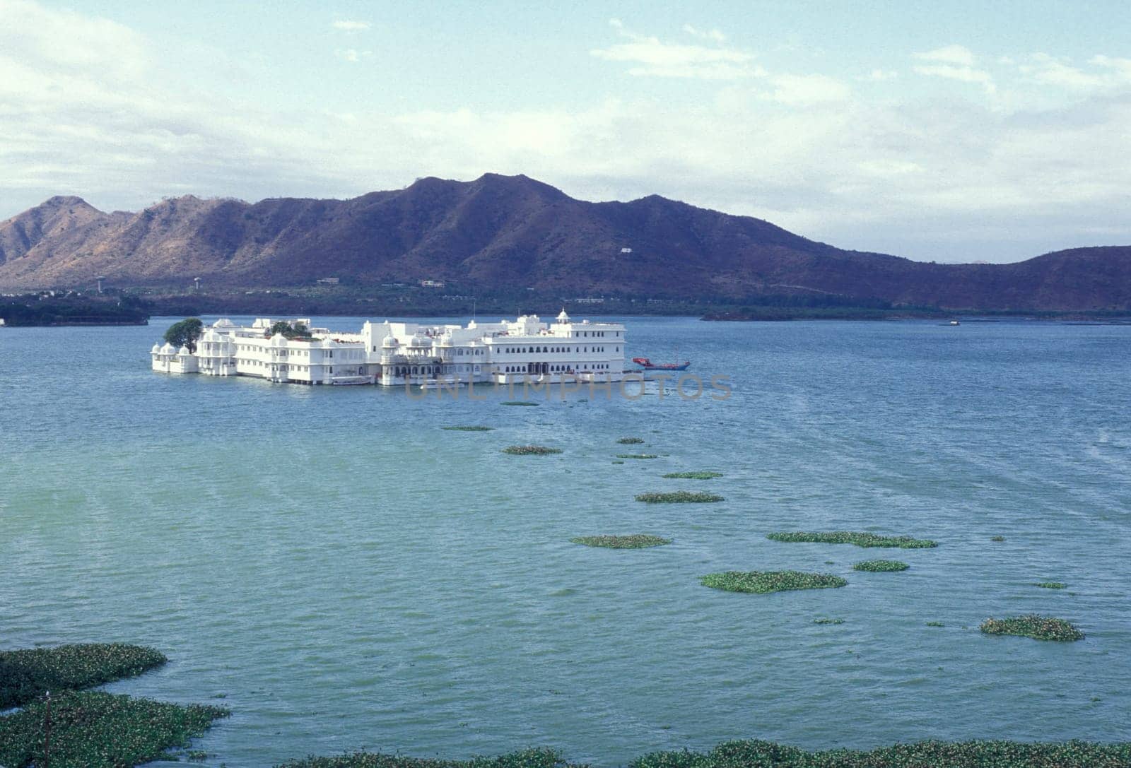 a view of the Jagmandir Palace on the Pichhola Lake in the Town of Udaipur in the Province of Rajasthan in India.  India, Udaipur, January, 1998